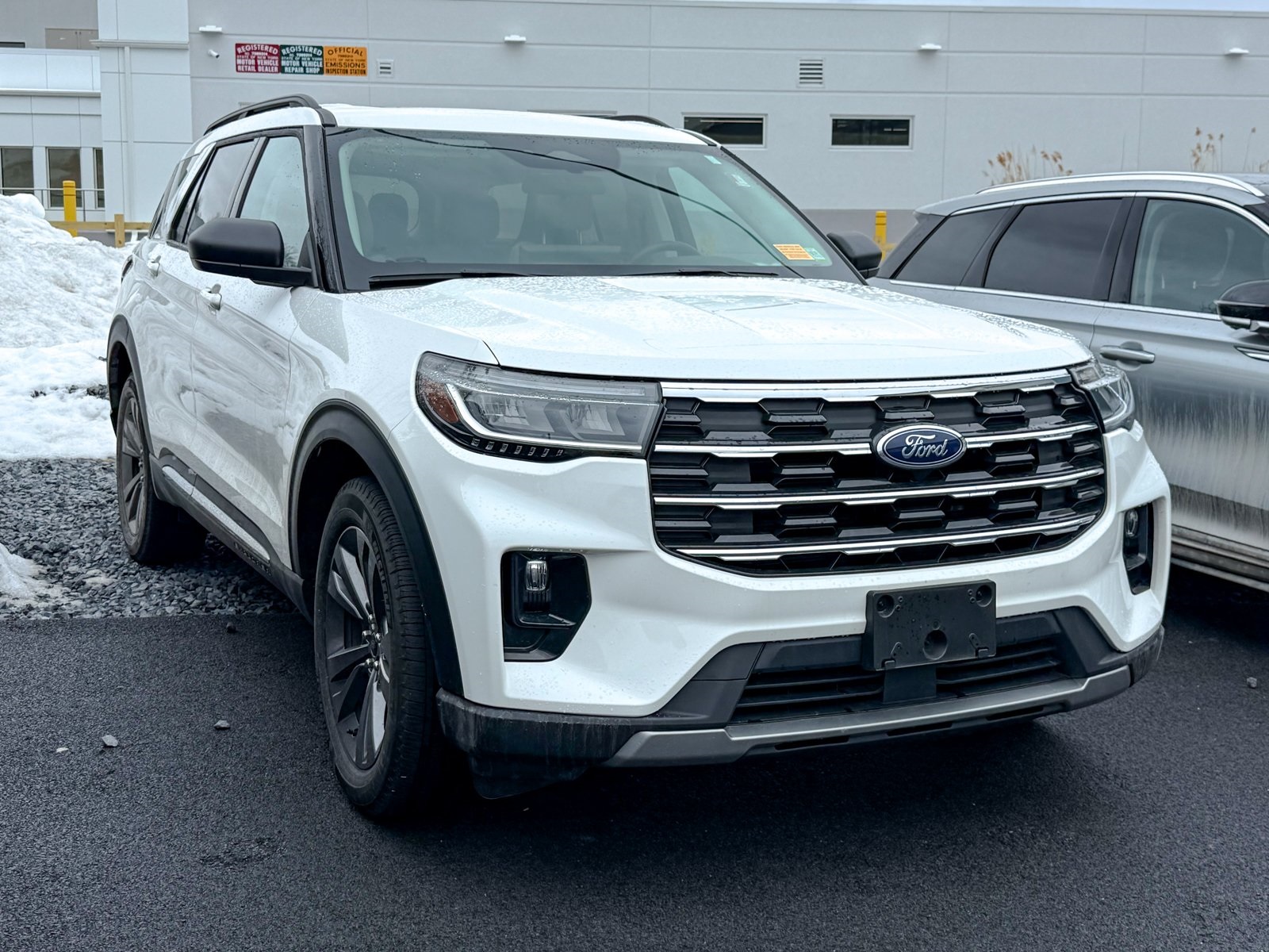 Photo view of 2025 Ford Explorer in White