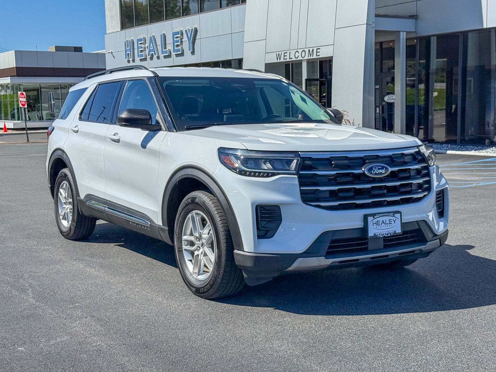 Photo view of 2025 Ford Explorer in White