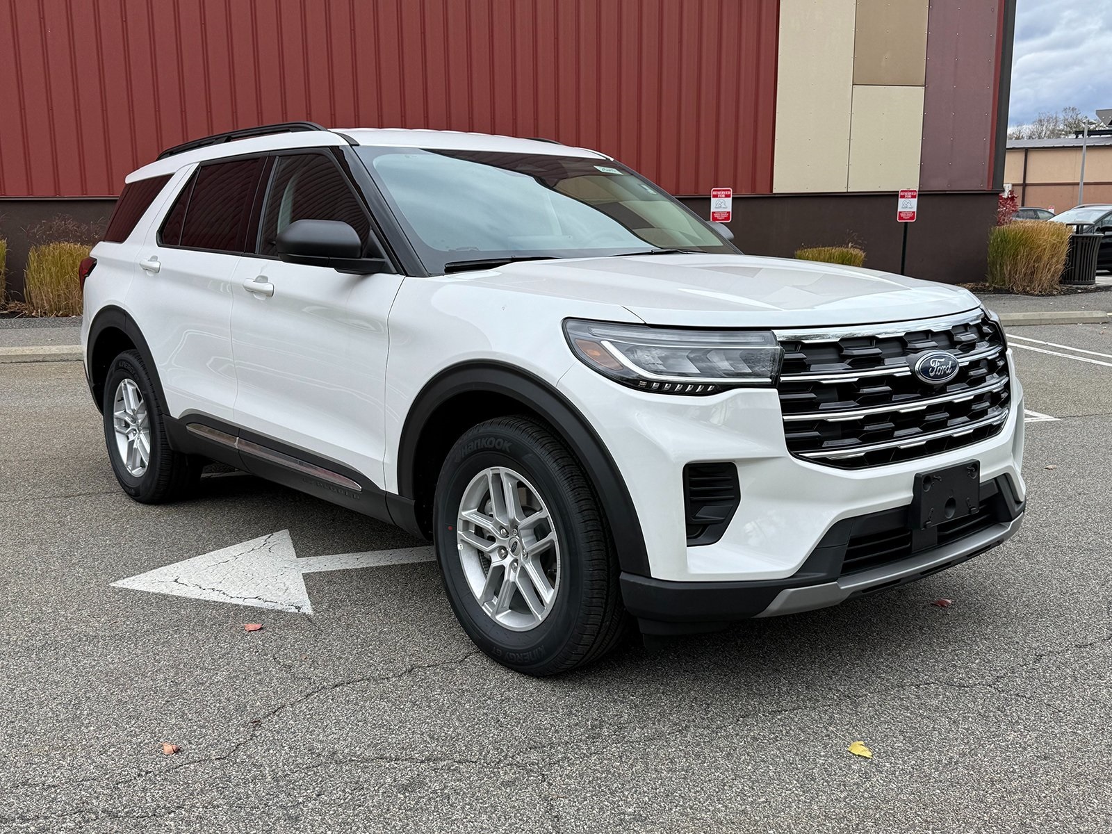 Photo view of 2025 Ford Explorer in White