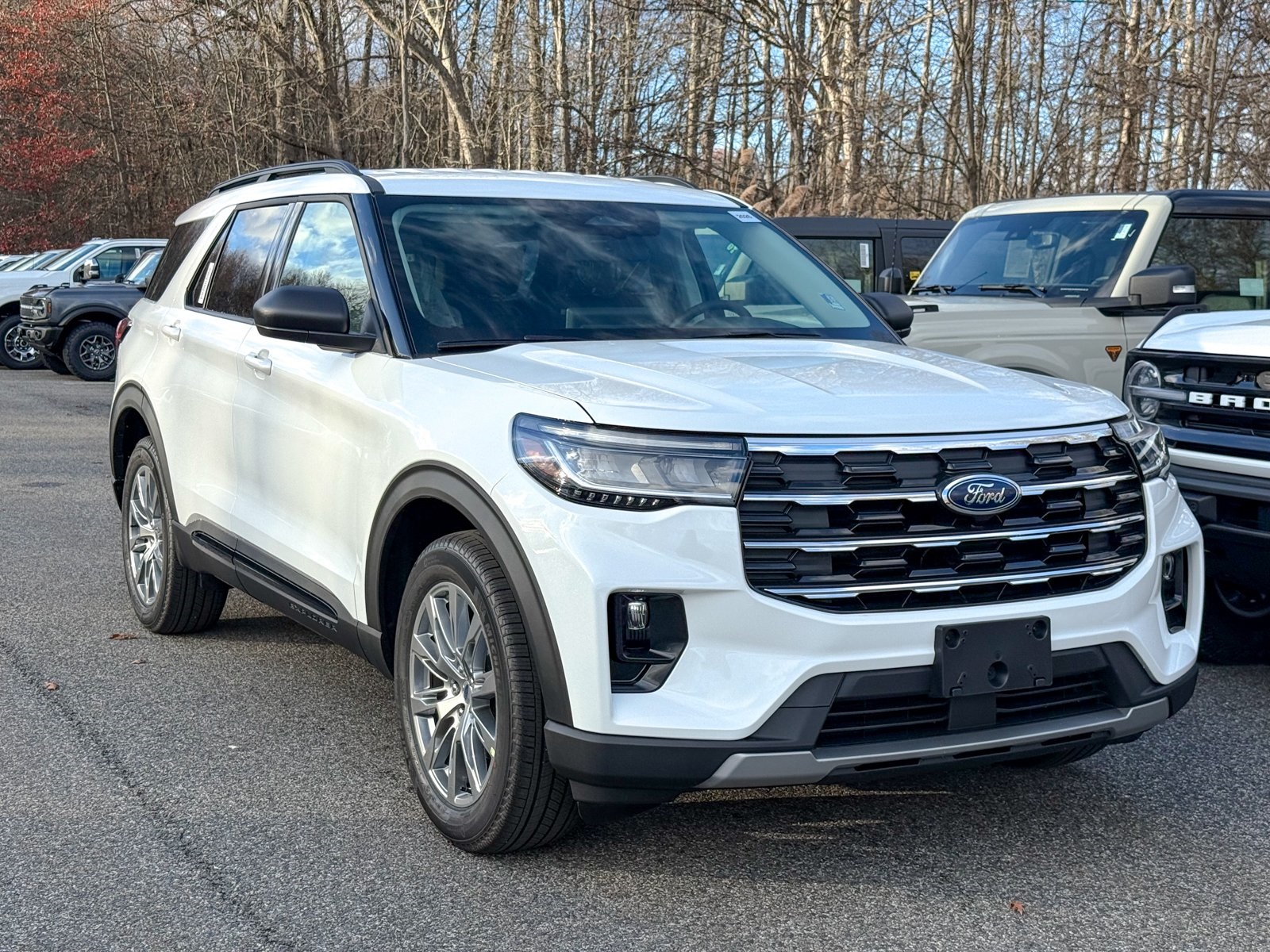 Photo view of 2026 Ford Explorer in White