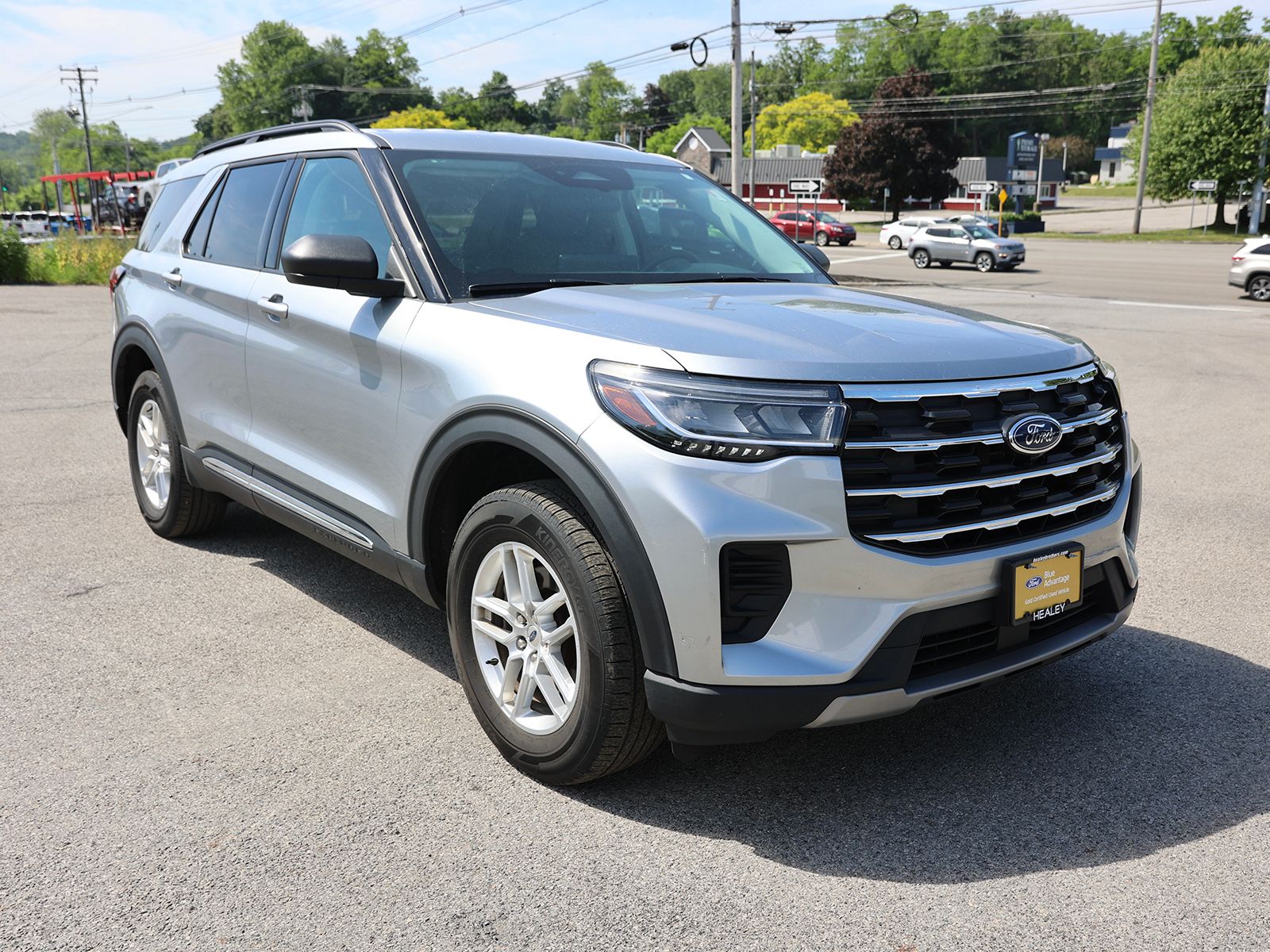 Photo view of 2025 Ford Explorer in Silver