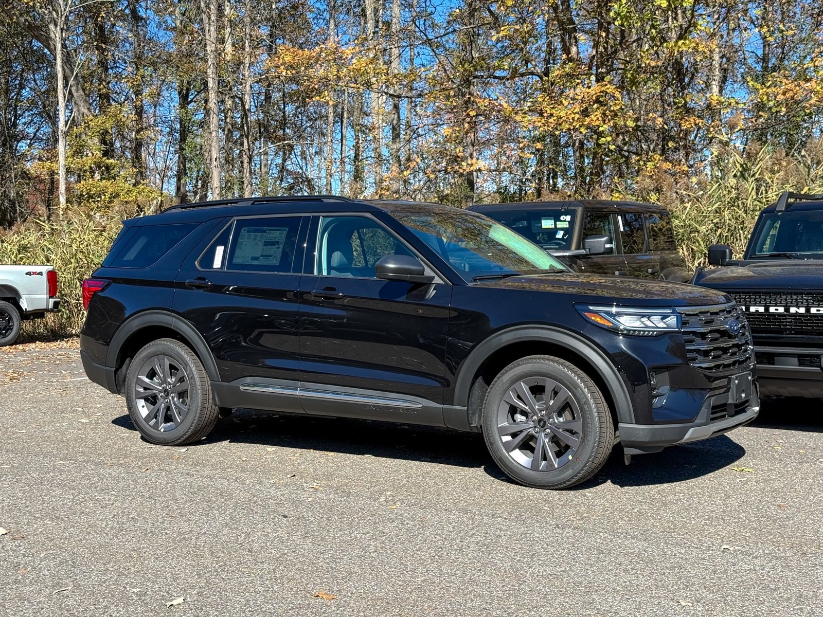 Photo view of 2025 Ford Explorer in Black