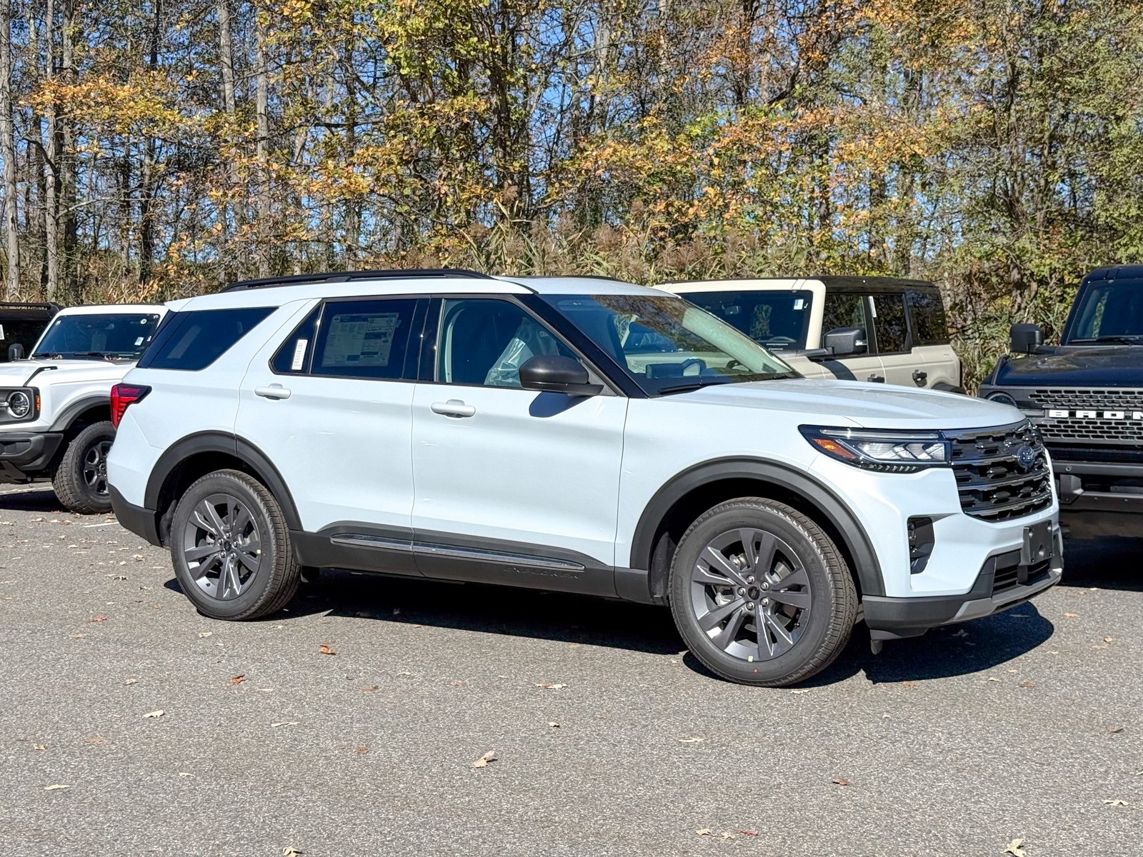 Photo view of 2025 Ford Explorer in White