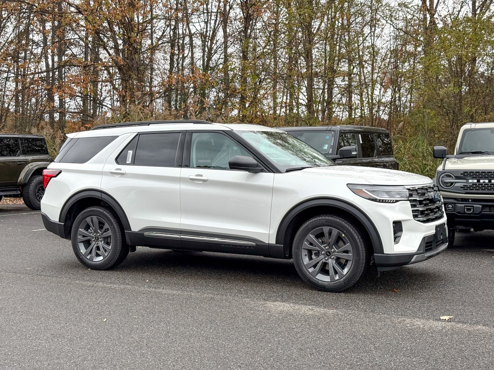 Photo view of 2025 Ford Explorer in White