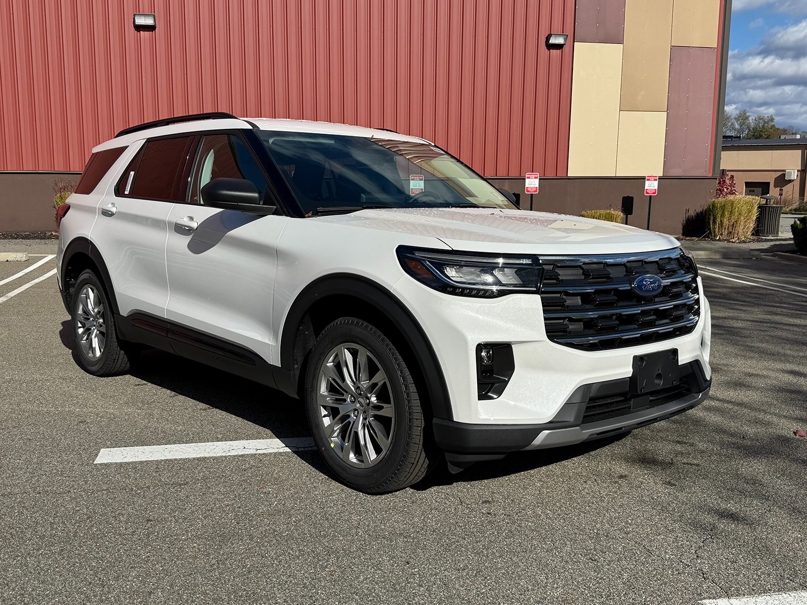 Photo view of 2026 Ford Explorer in White