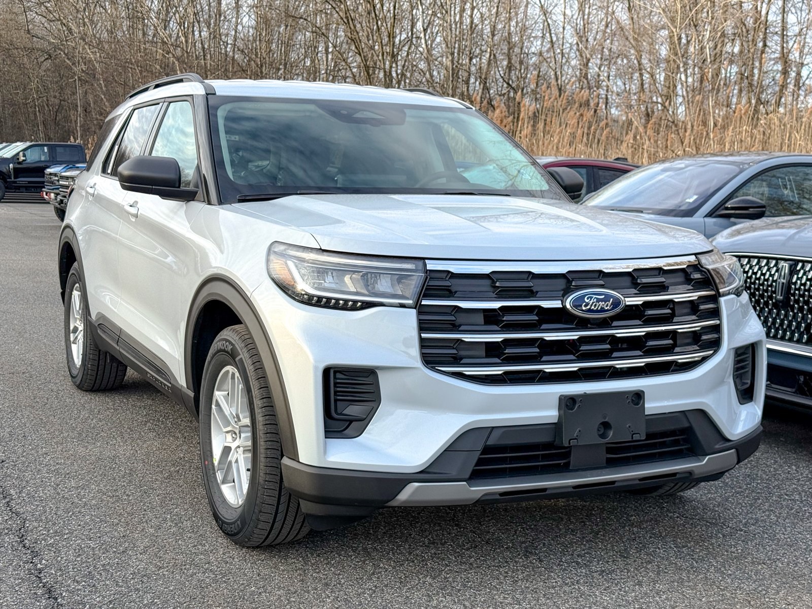 Photo view of 2026 Ford Explorer in White
