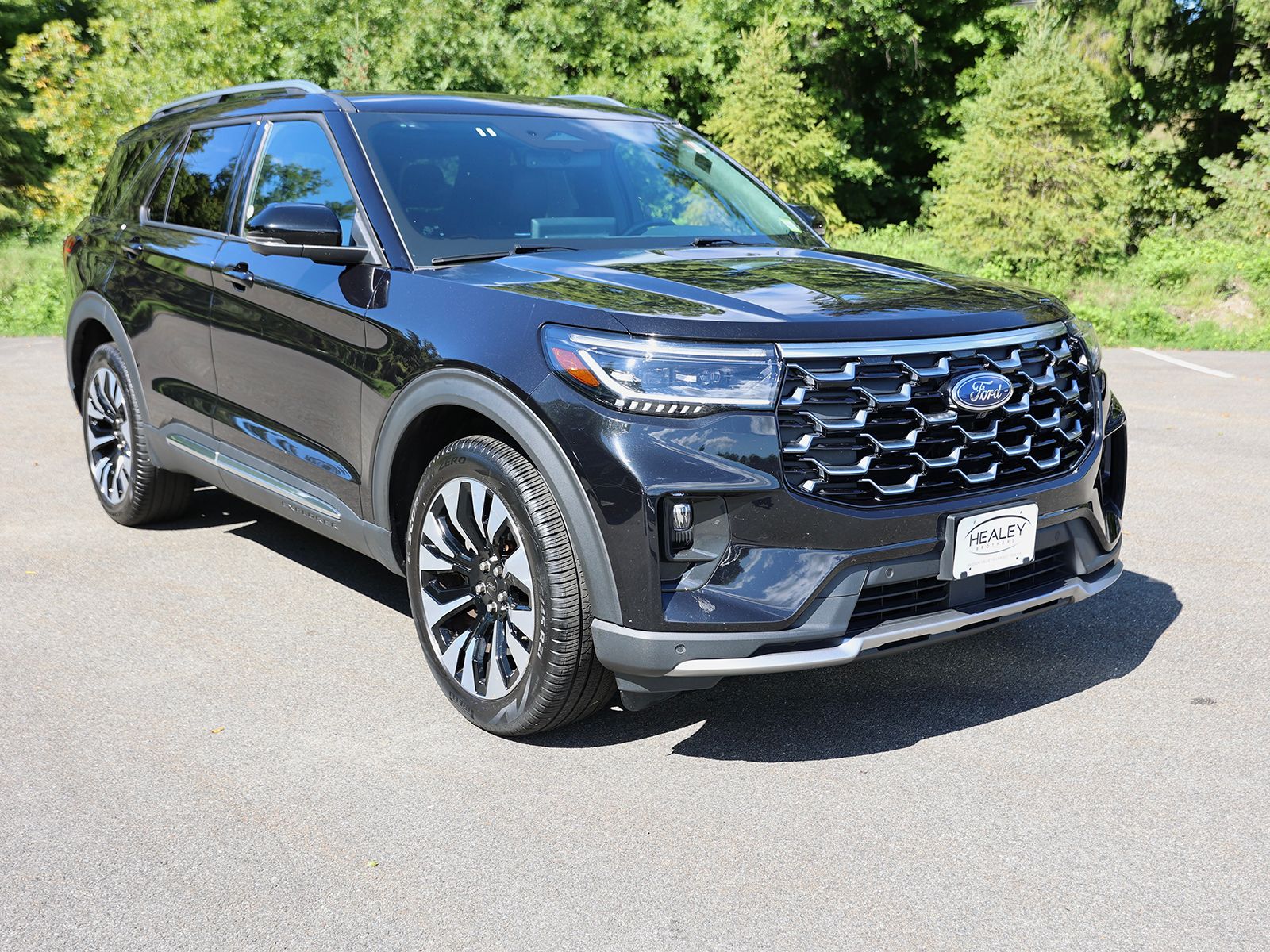 Photo view of 2025 Ford Explorer in Black