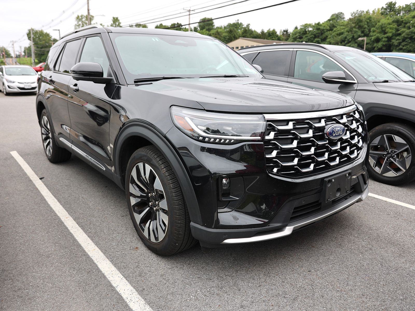 Photo view of 2025 Ford Explorer in Black