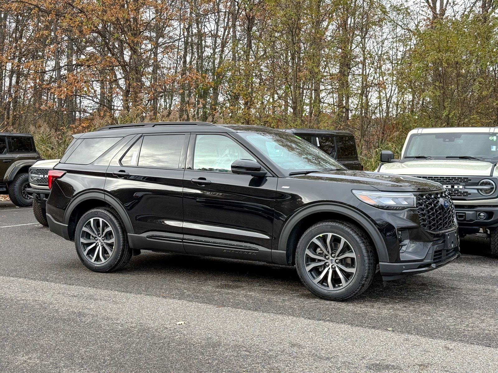 Photo view of 2026 Ford Explorer in Black