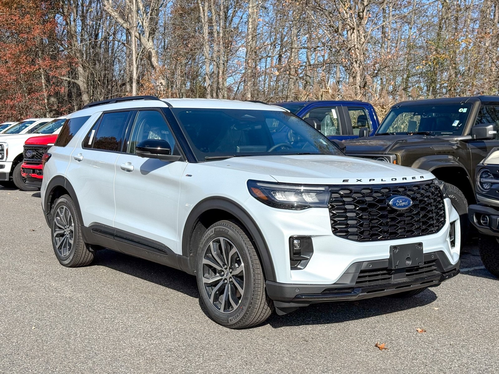 Photo view of 2026 Ford Explorer in White