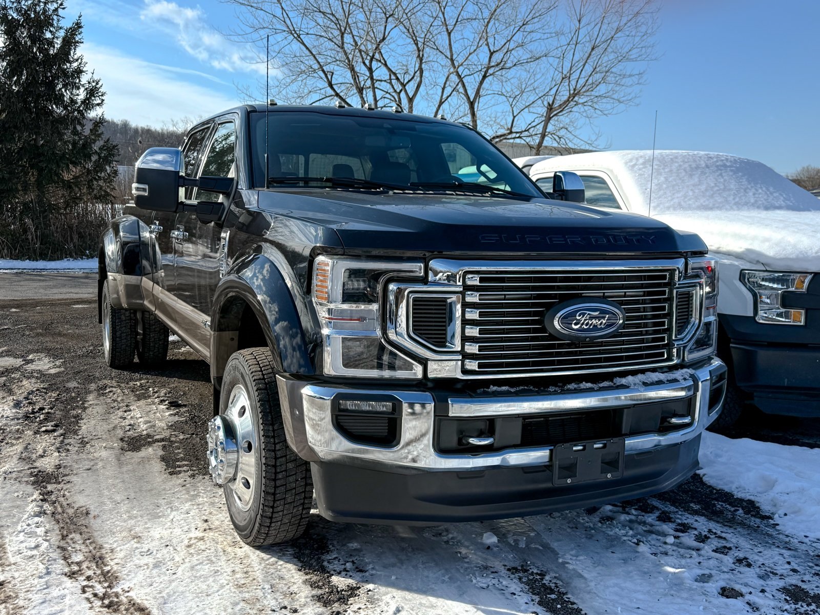 Photo view of 2022 Ford Super Duty F-450 DRW in Black