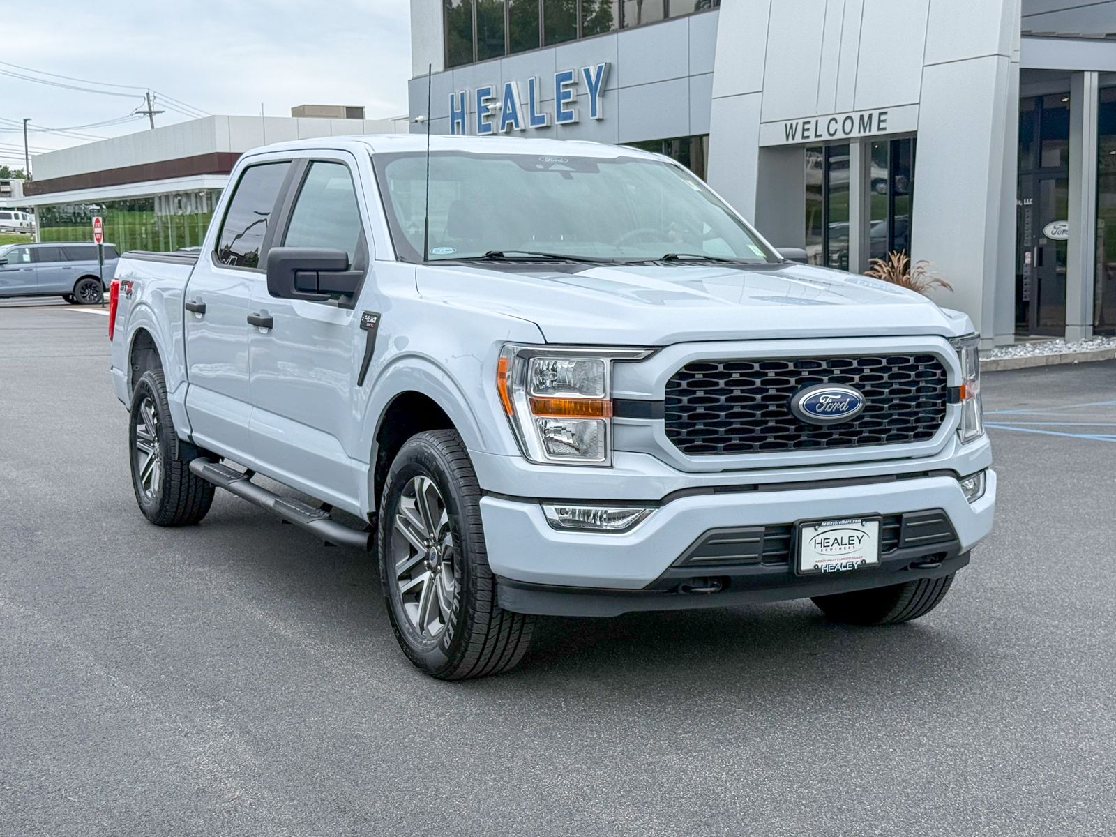 Photo view of 2022 Ford F-150 in White