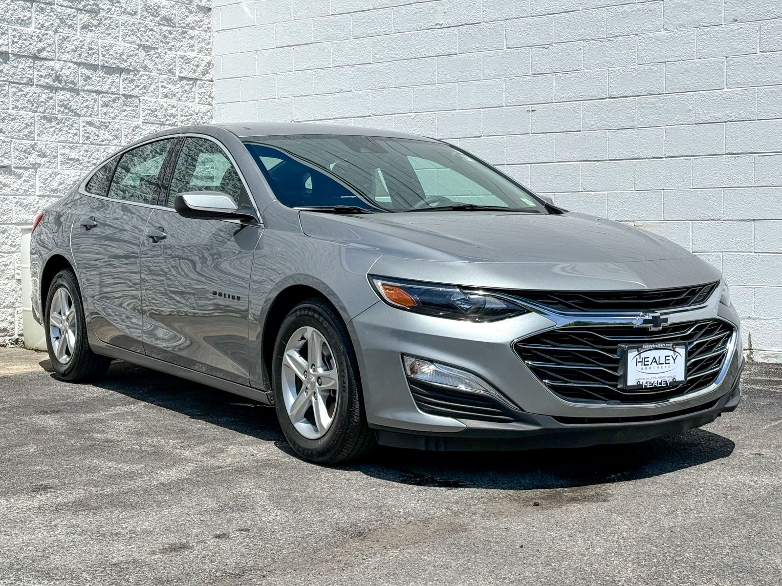 Photo view of 2024 Chevrolet Malibu in Gray