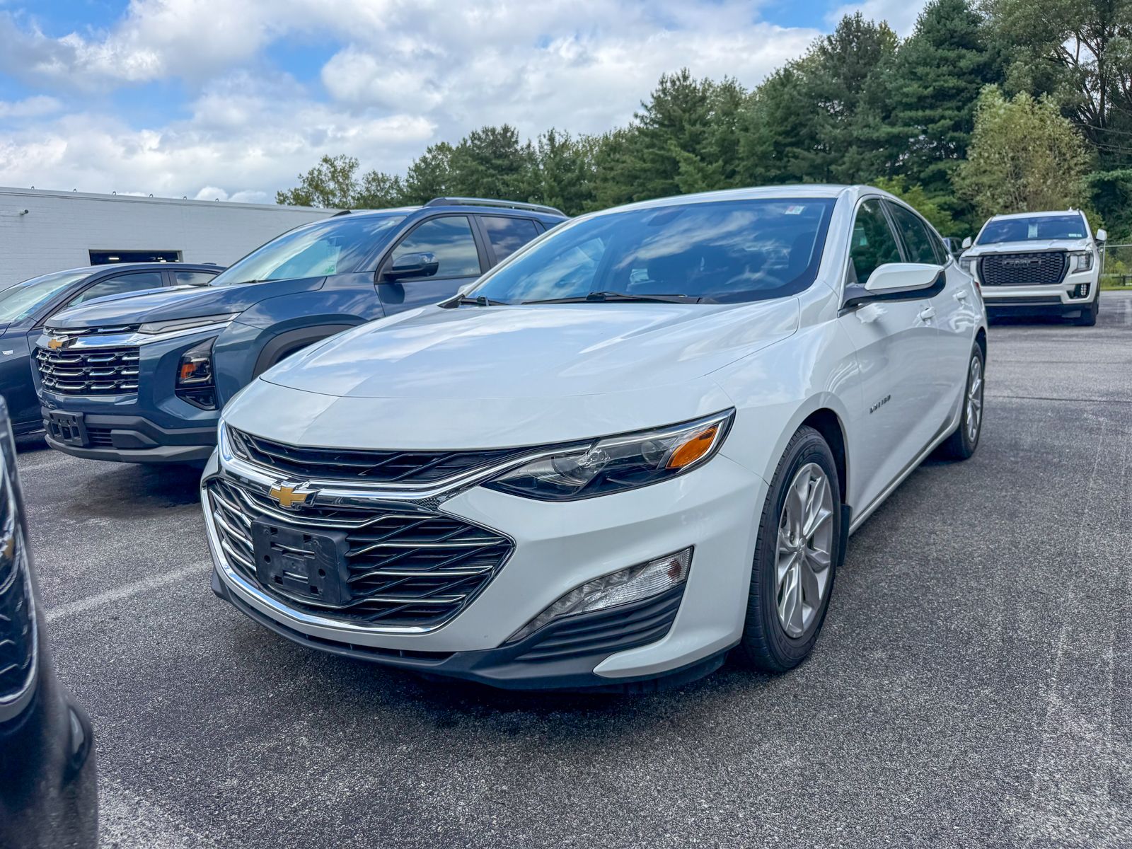 Photo view of 2019 Chevrolet Malibu in White