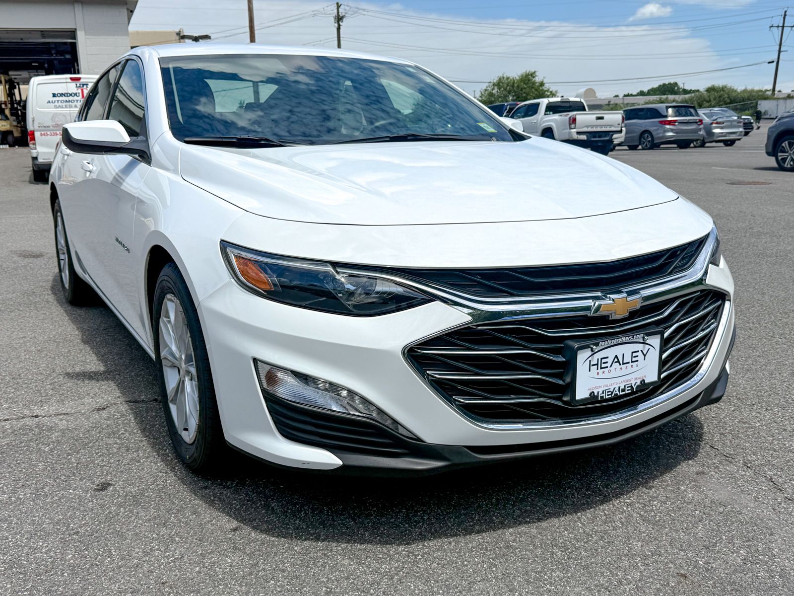 Photo view of 2025 Chevrolet Malibu in White