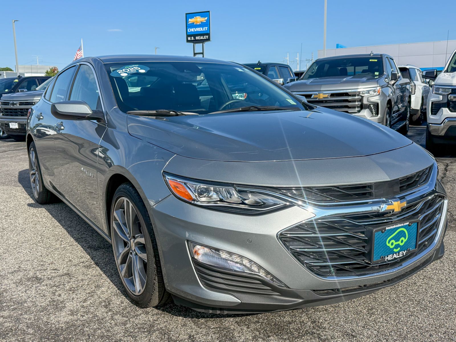 Photo view of 2025 Chevrolet Malibu in Gray