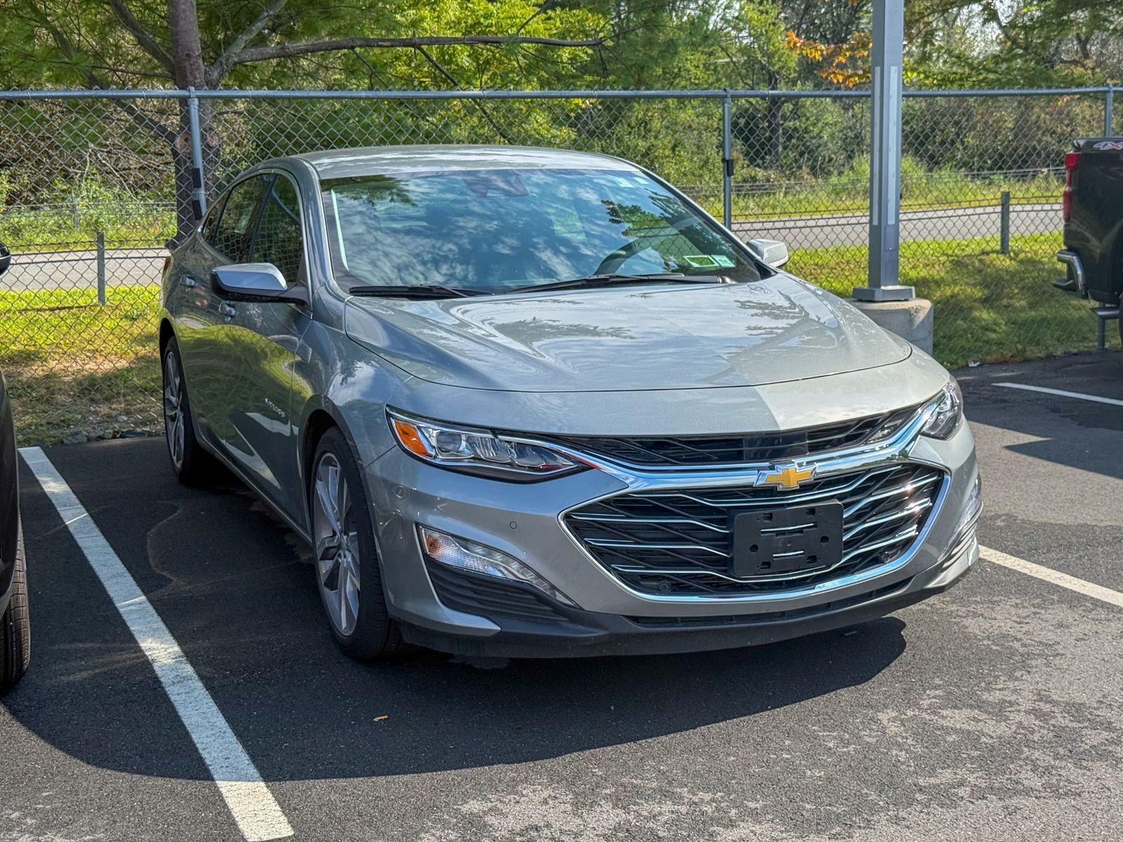 Photo view of 2025 Chevrolet Malibu in Gray