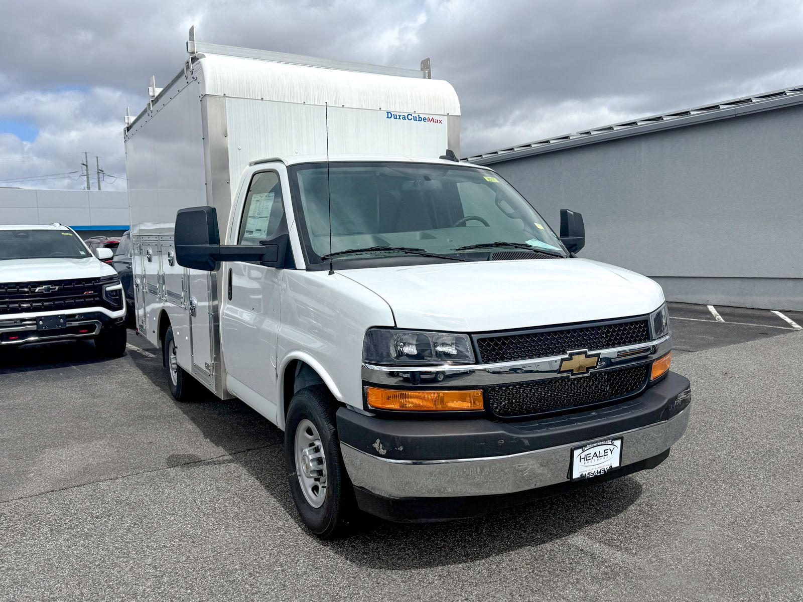 Photo view of 2025 Chevrolet Express Commercial Cutaway in White