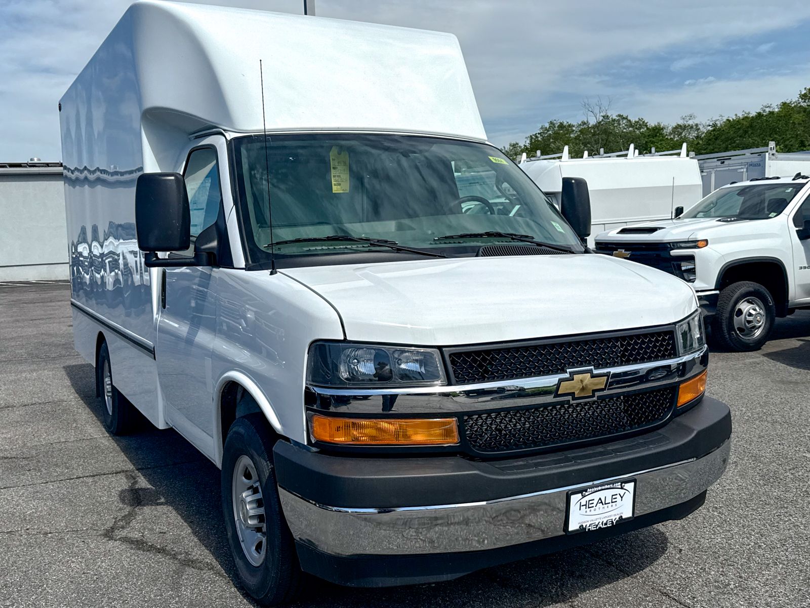 Photo view of 2026 Chevrolet Express Commercial Cutaway in White
