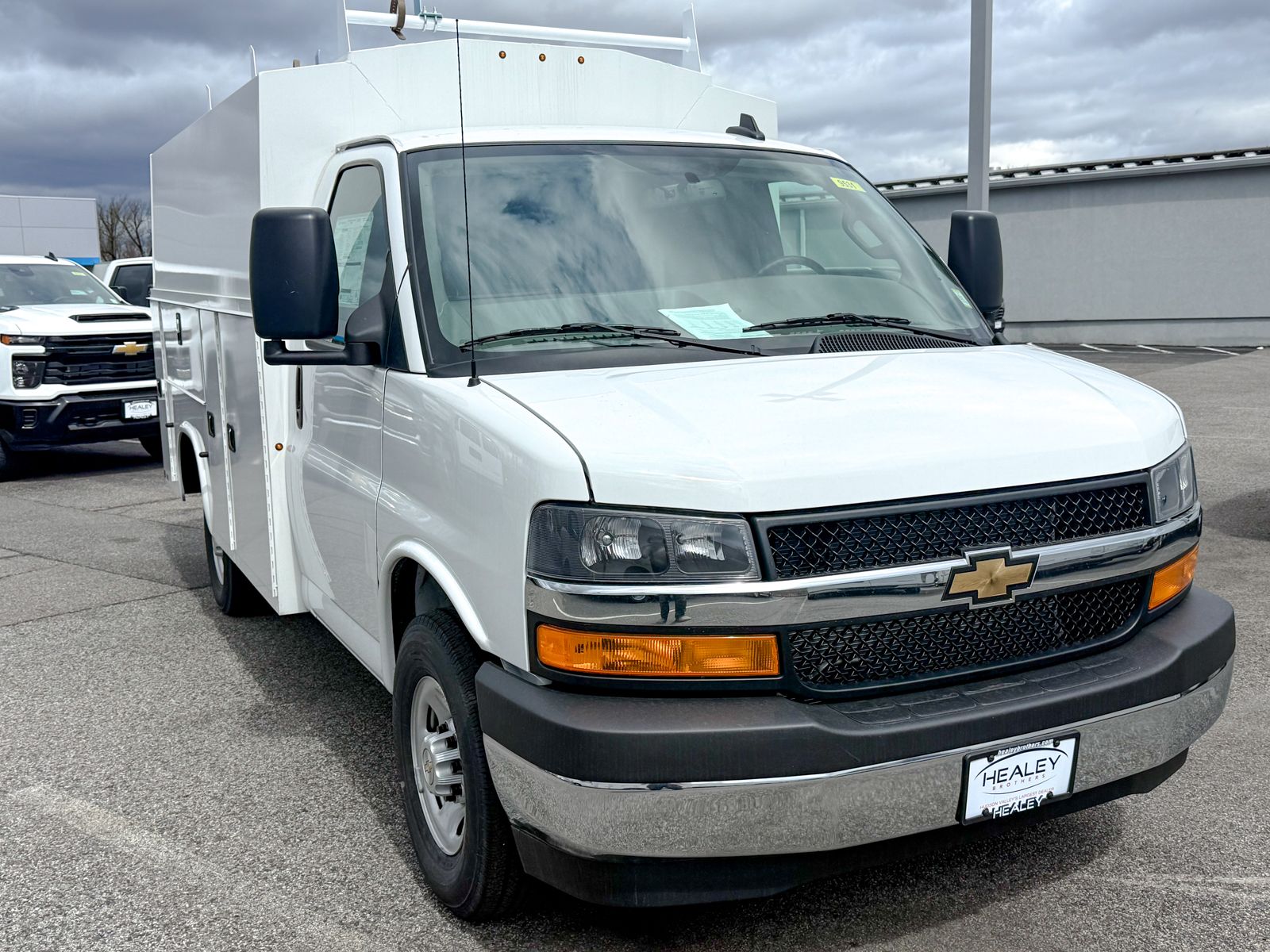 Photo view of 2025 Chevrolet Express Commercial Cutaway in White