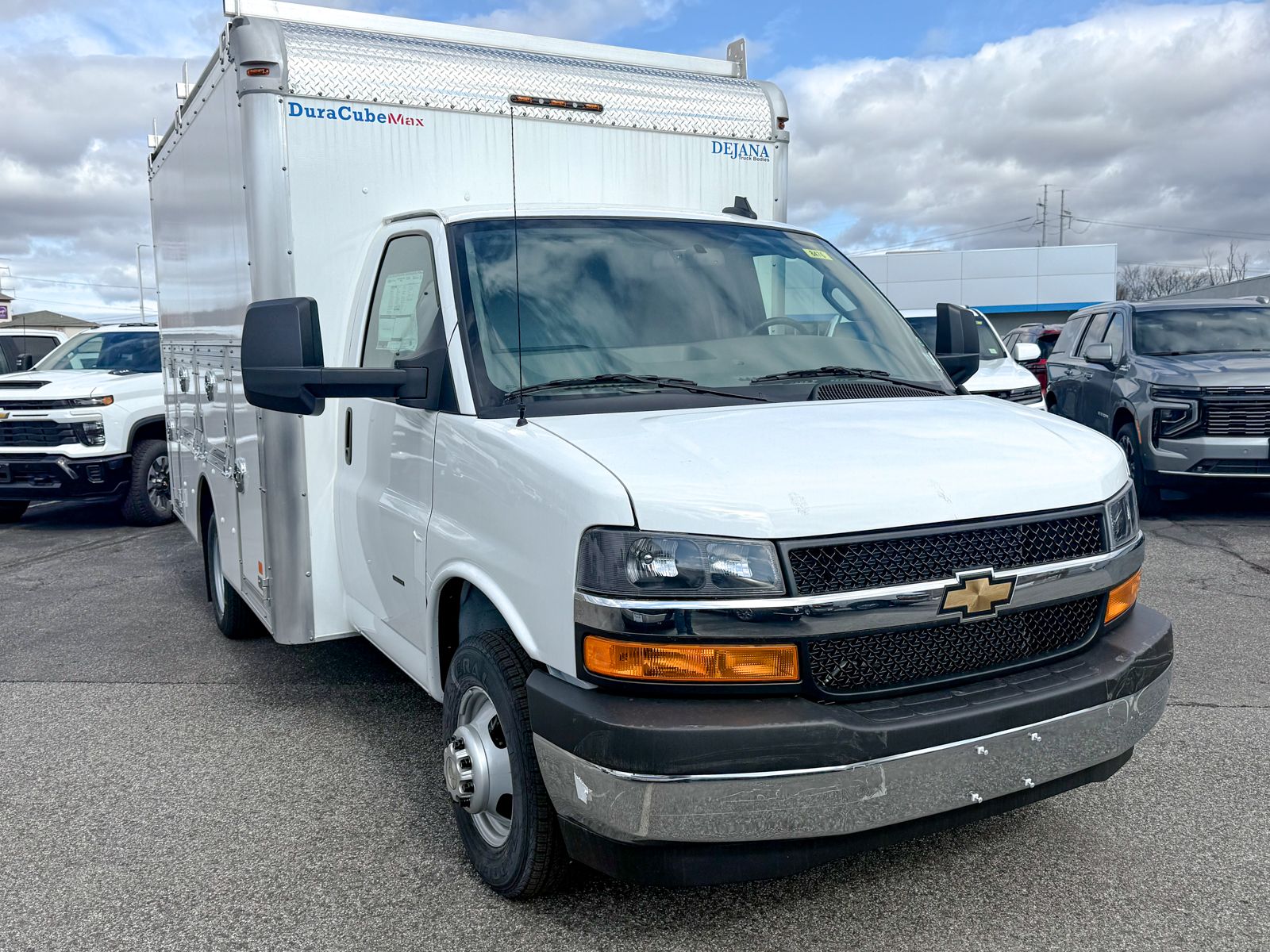 Photo view of 2025 Chevrolet Express Commercial Cutaway in White