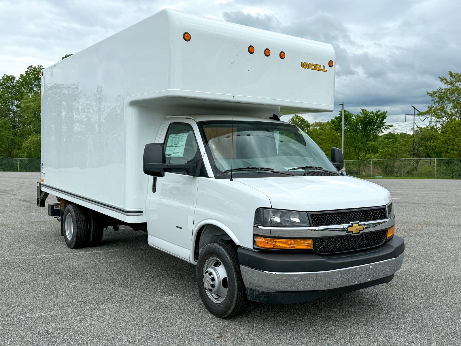 Photo view of 2025 Chevrolet Express Commercial Cutaway in White