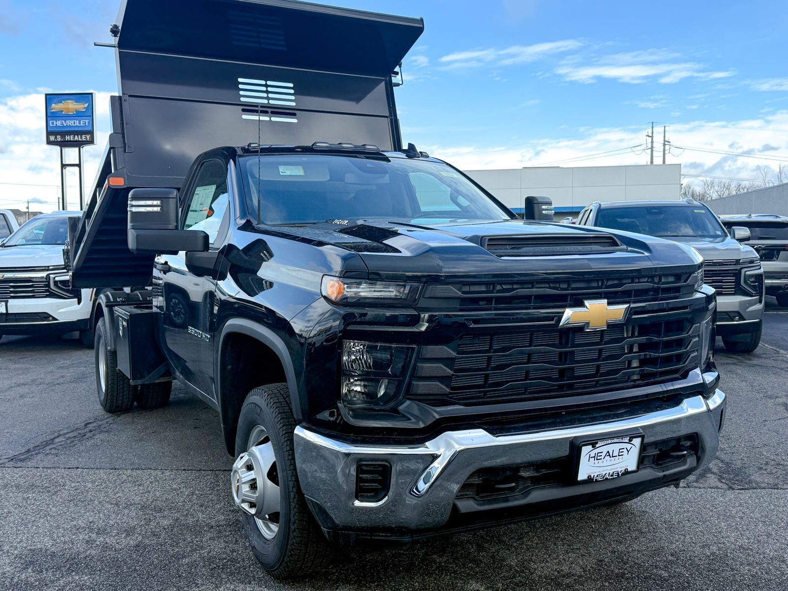 Photo view of 2025 Chevrolet Silverado 3500HD CC in Black