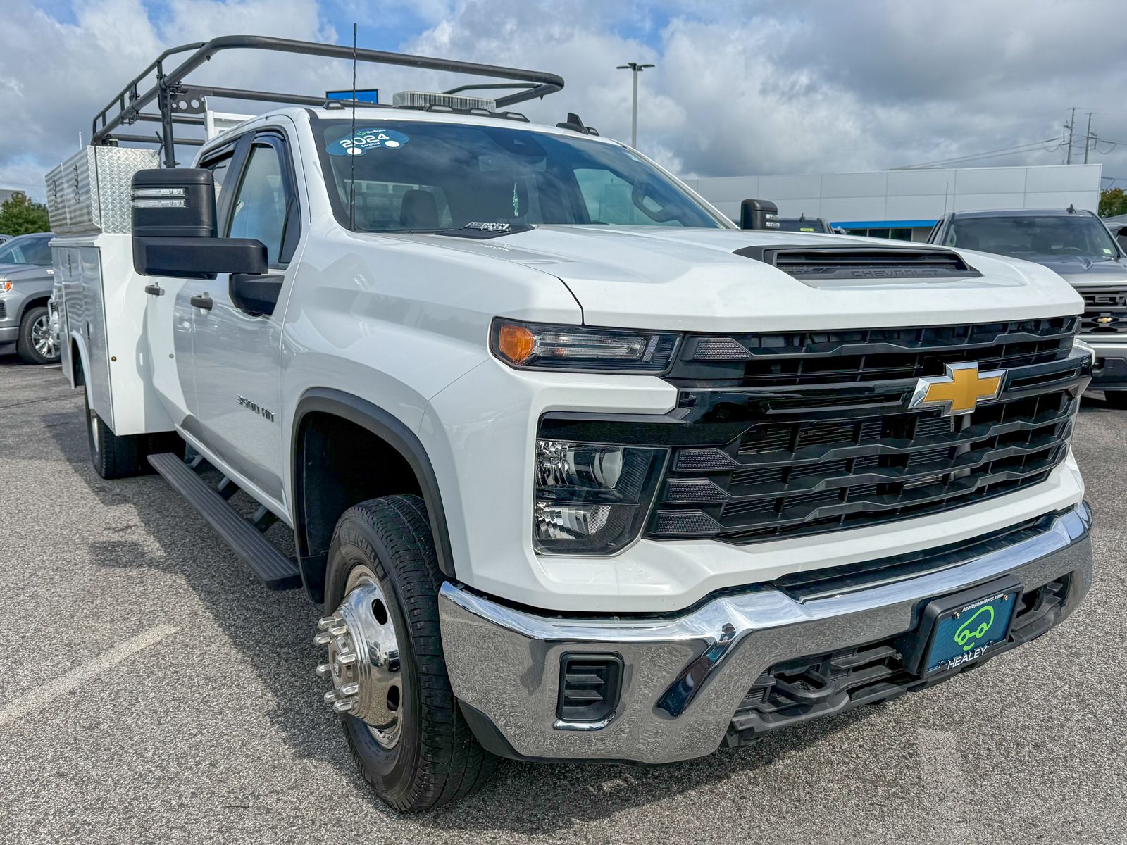 Photo view of 2024 Chevrolet Silverado 3500HD CC in White