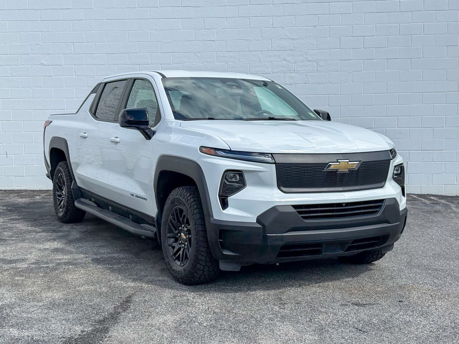 Photo view of 2024 Chevrolet Silverado EV in White