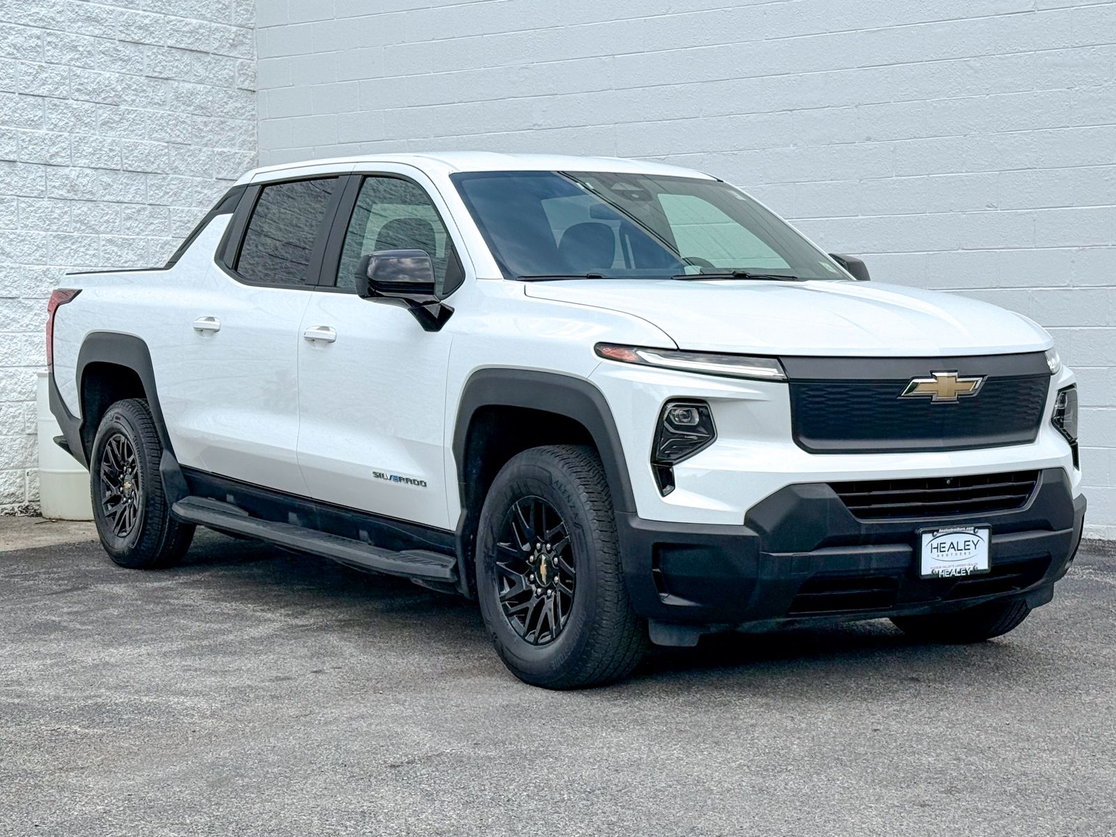 Photo view of 2024 Chevrolet Silverado EV in White