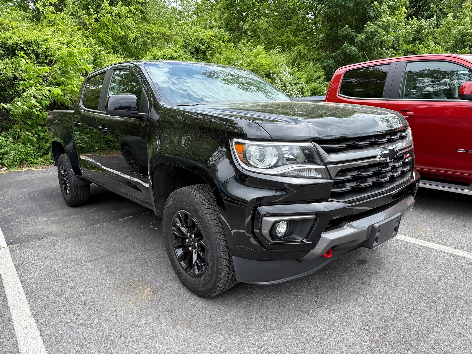 Photo view of 2022 Chevrolet Colorado in Black