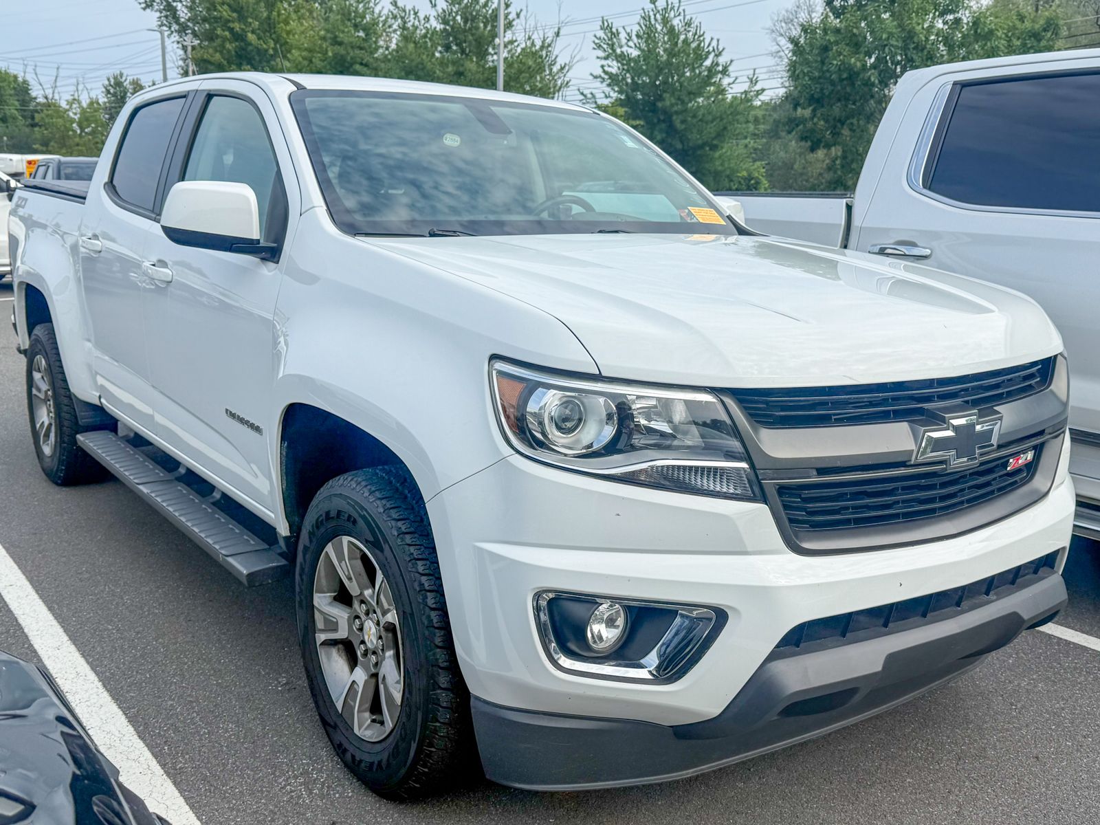 Photo view of 2019 Chevrolet Colorado in White