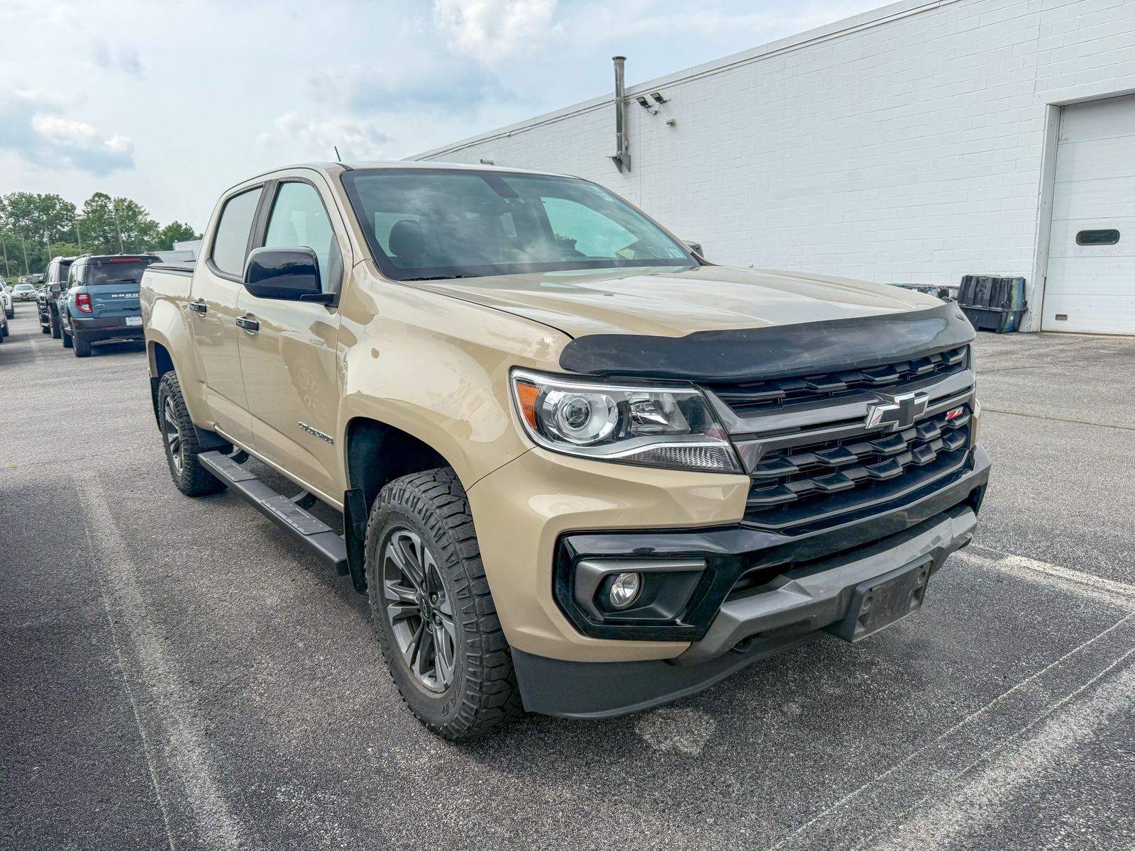 Photo view of 2022 Chevrolet Colorado in Tan