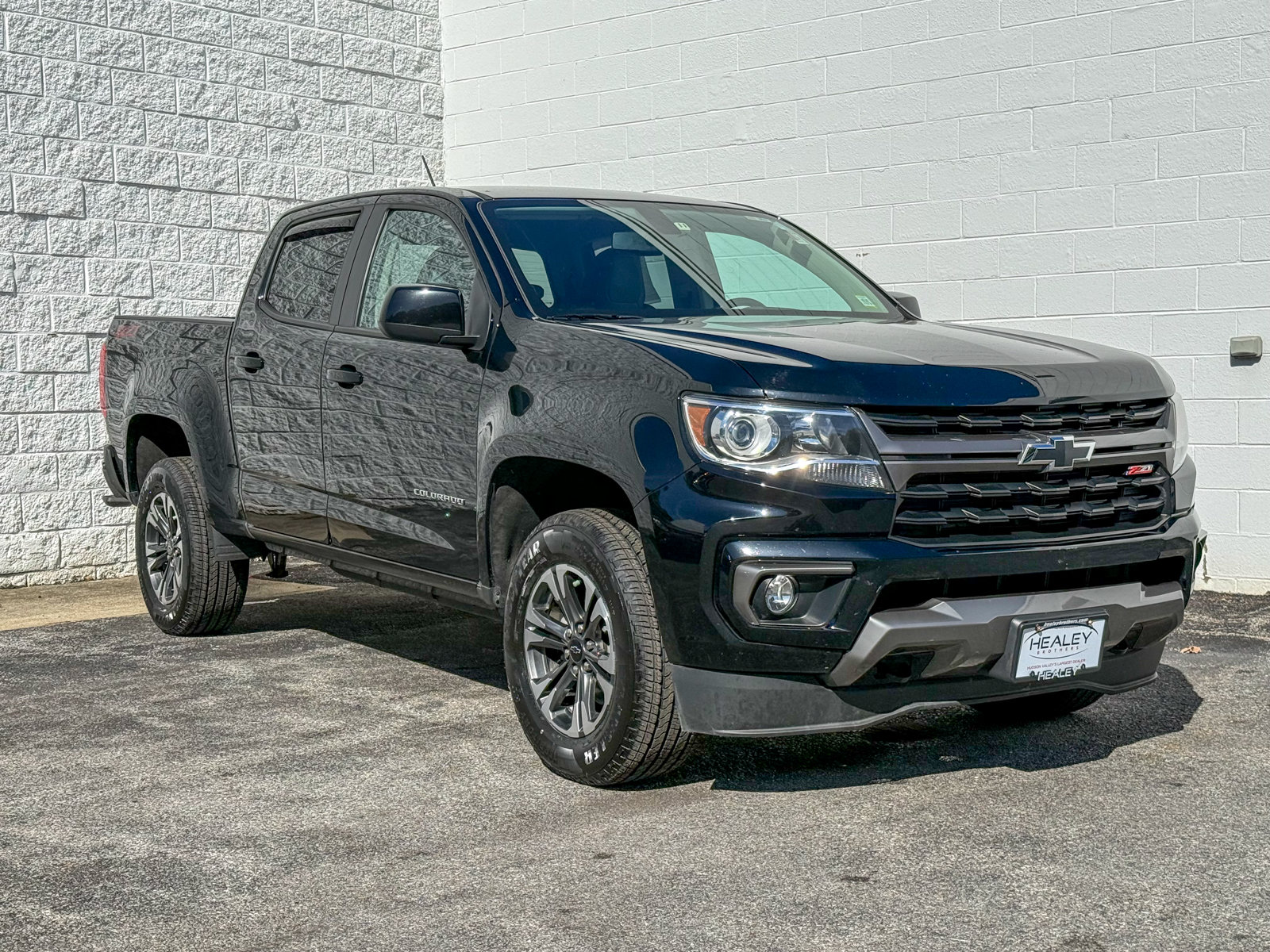 Photo view of 2022 Chevrolet Colorado in Black
