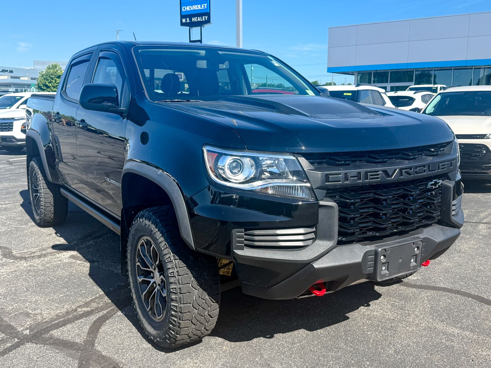 Photo view of 2022 Chevrolet Colorado in Black