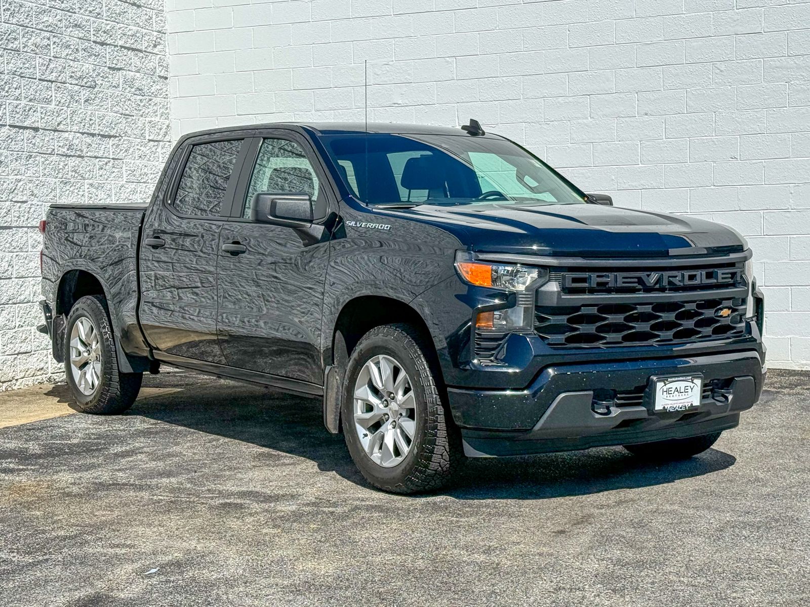 Photo view of 2022 Chevrolet Silverado 1500 in Black