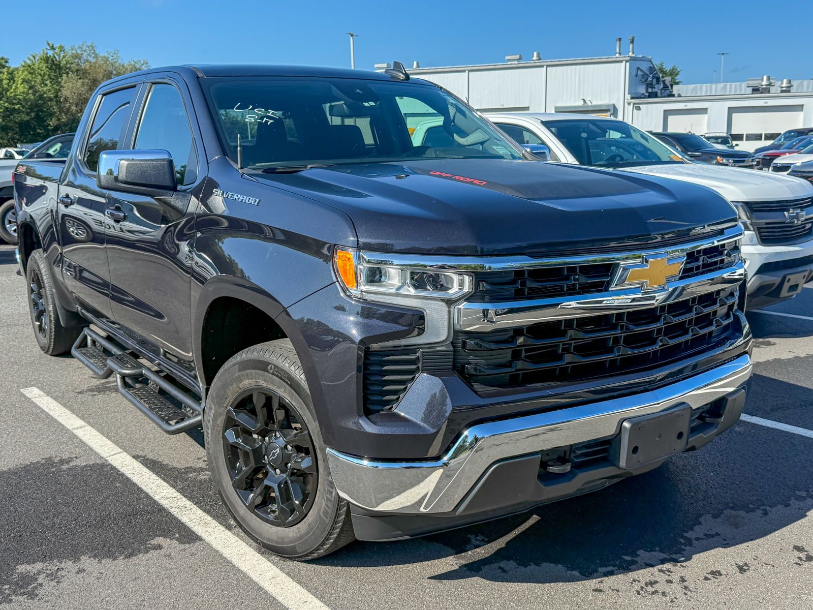 Photo view of 2023 Chevrolet Silverado 1500 in Gray
