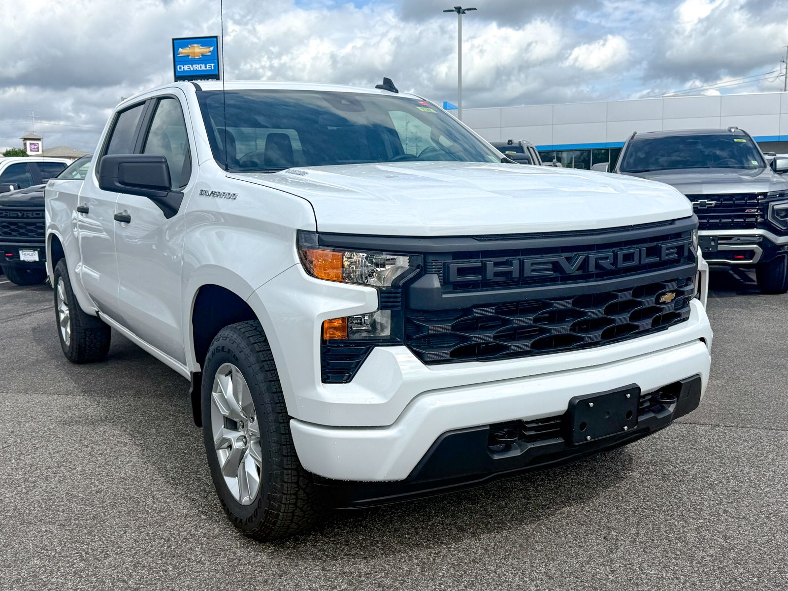 Photo view of 2026 Chevrolet Silverado 1500 in White