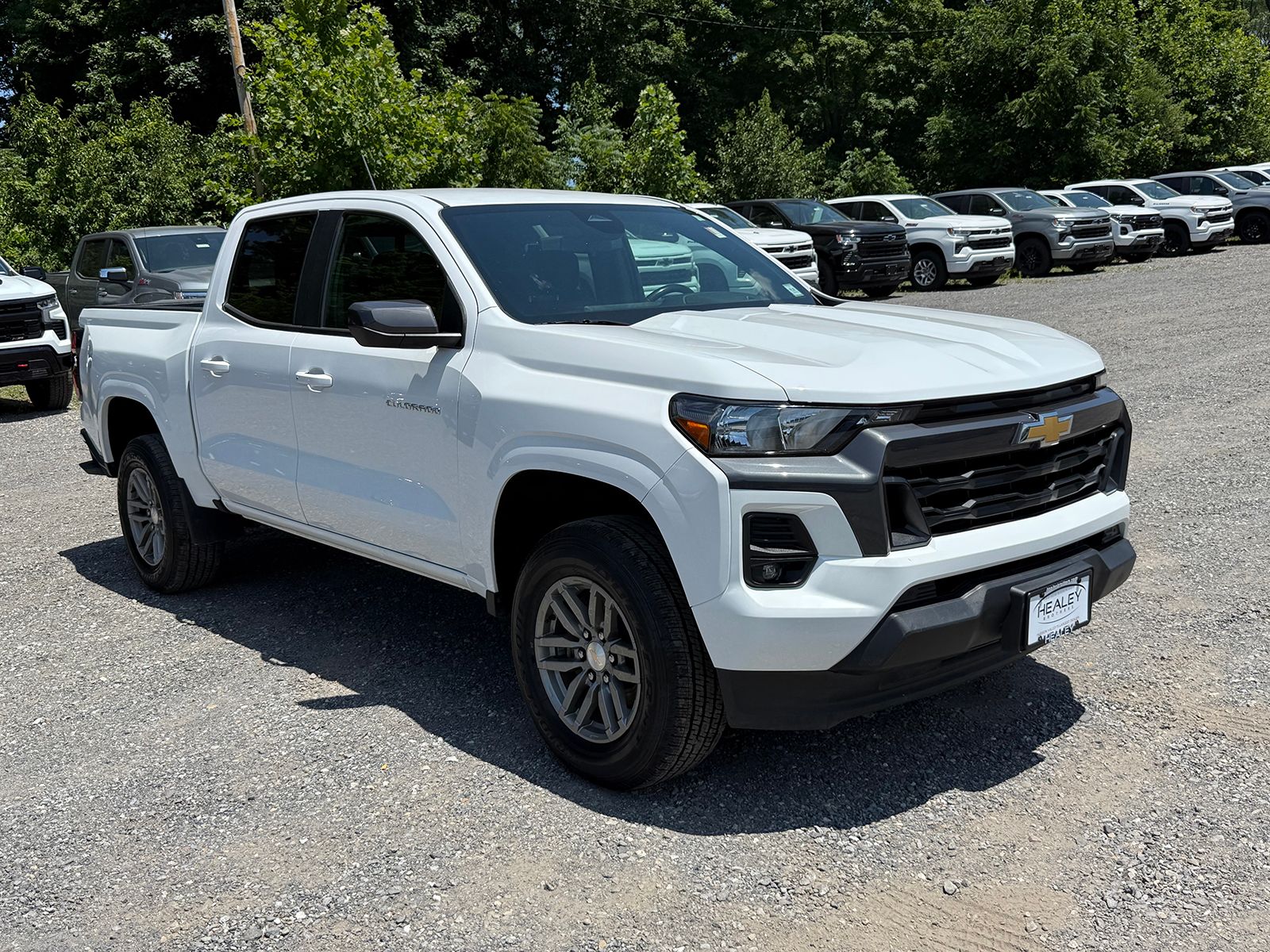 Photo view of 2024 Chevrolet Colorado in White