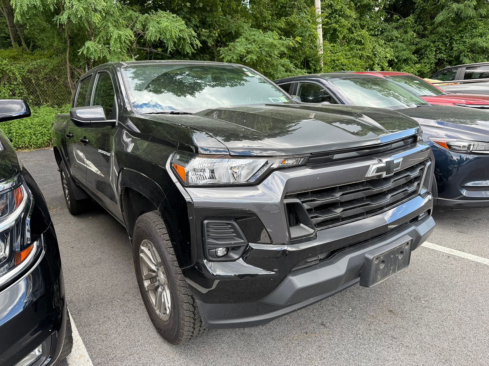 Photo view of 2023 Chevrolet Colorado in Black