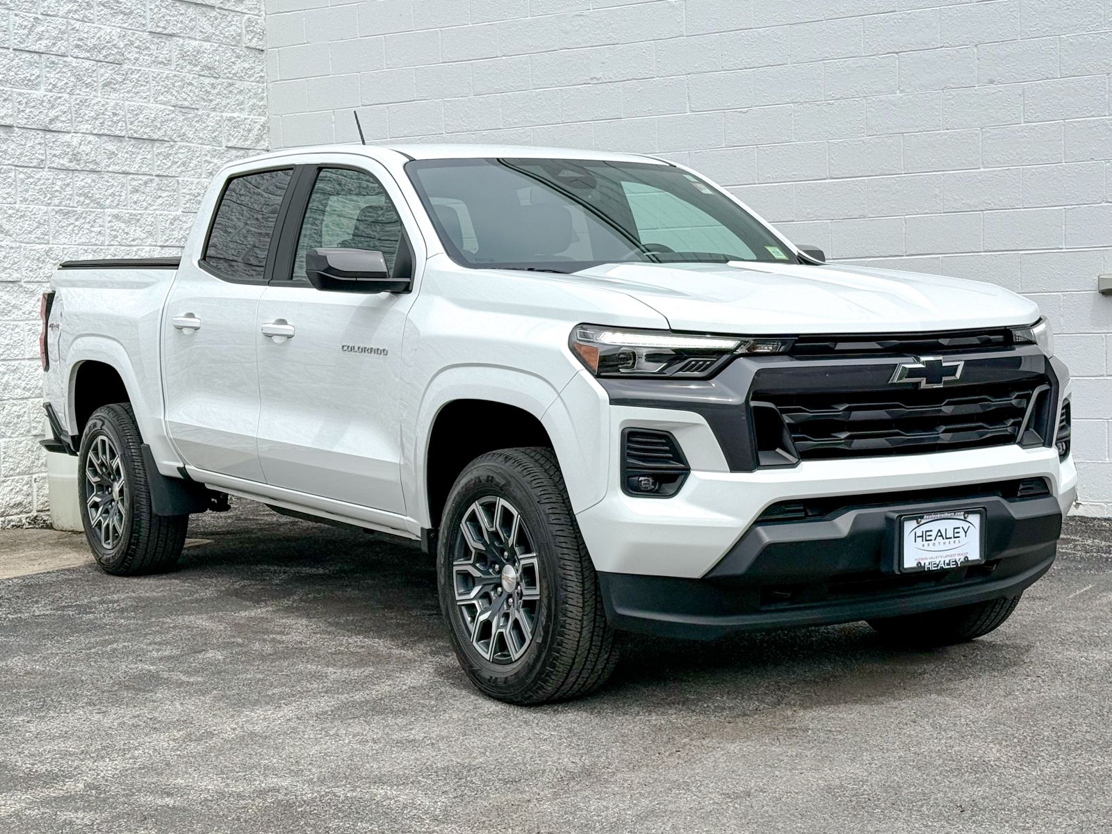 Photo view of 2024 Chevrolet Colorado in White