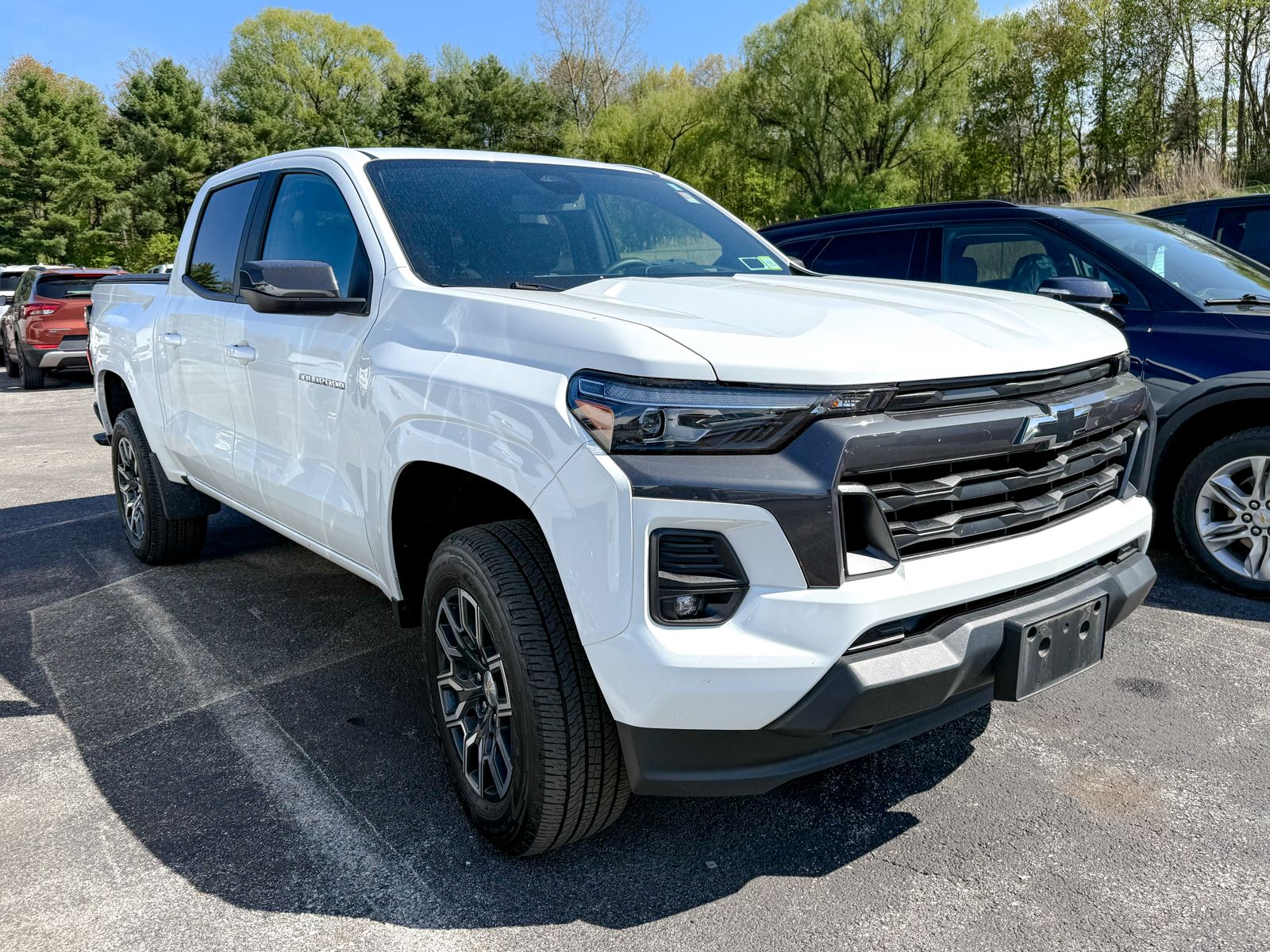 Photo view of 2024 Chevrolet Colorado in White