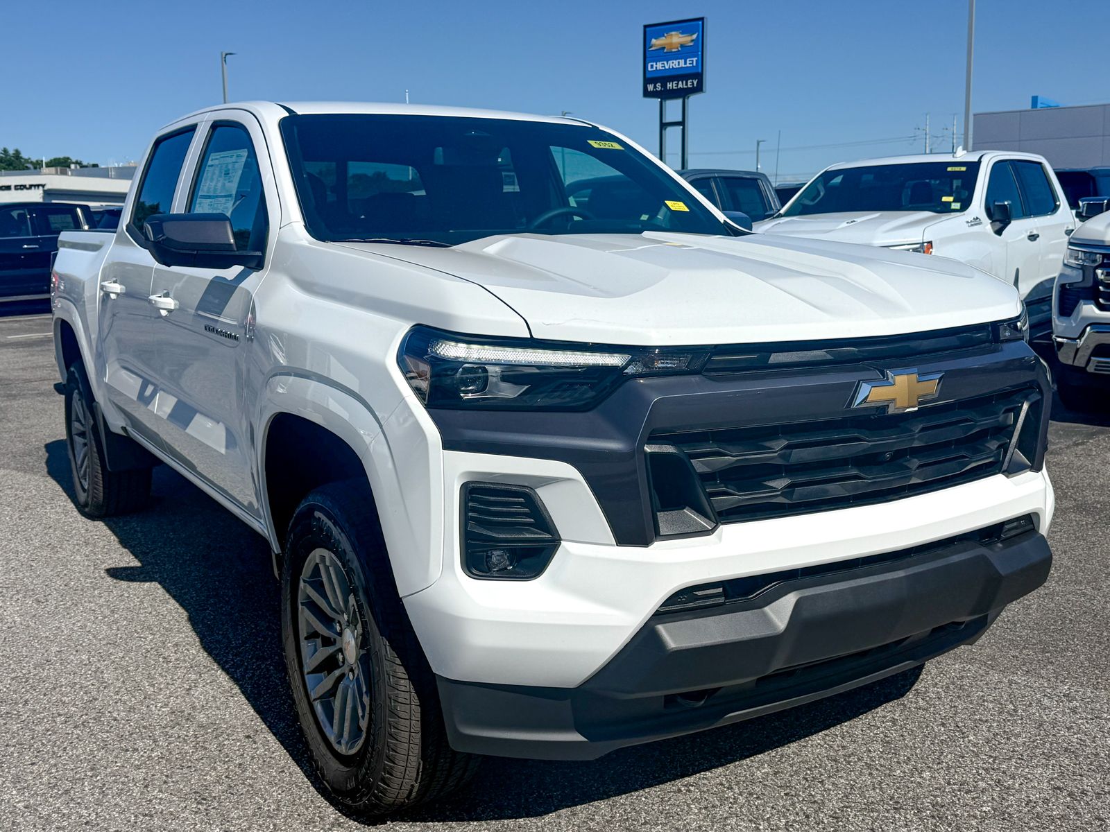 Photo view of 2026 Chevrolet Colorado in White