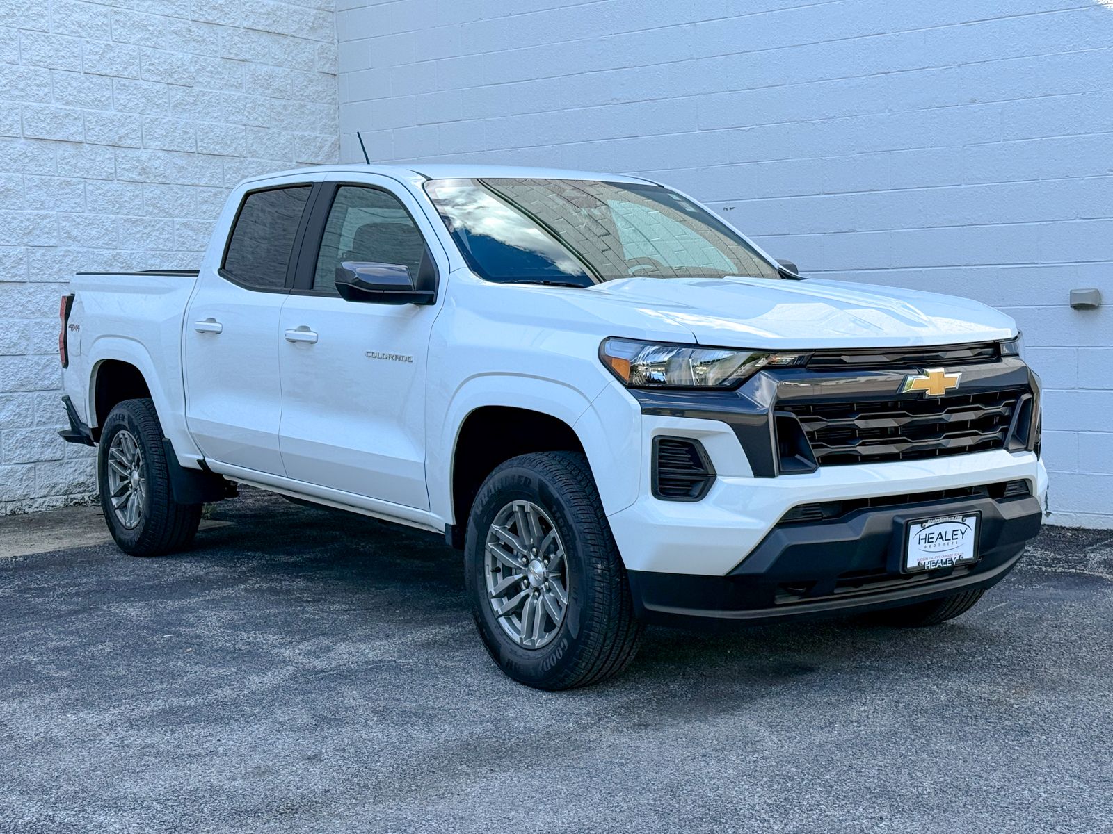 Photo view of 2024 Chevrolet Colorado in White