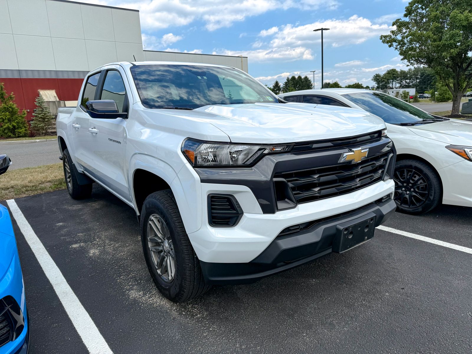 Photo view of 2024 Chevrolet Colorado in White