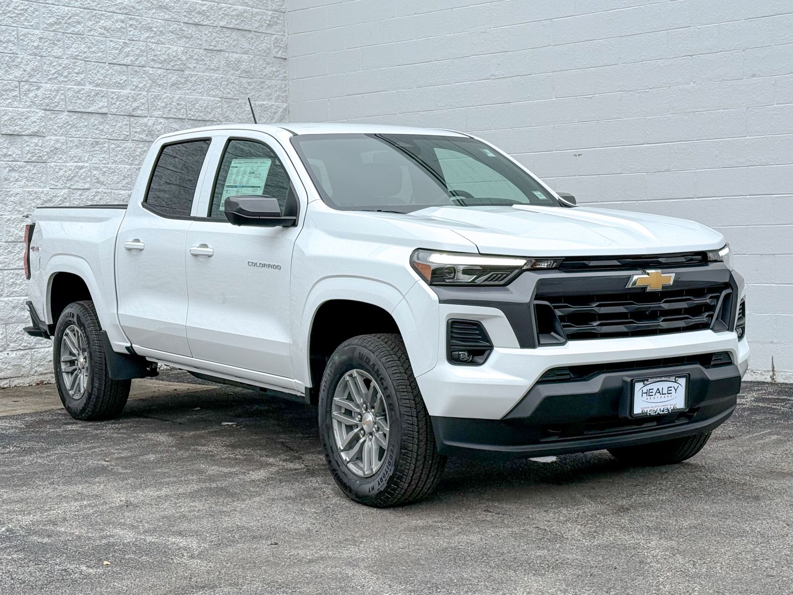 Photo view of 2026 Chevrolet Colorado in White