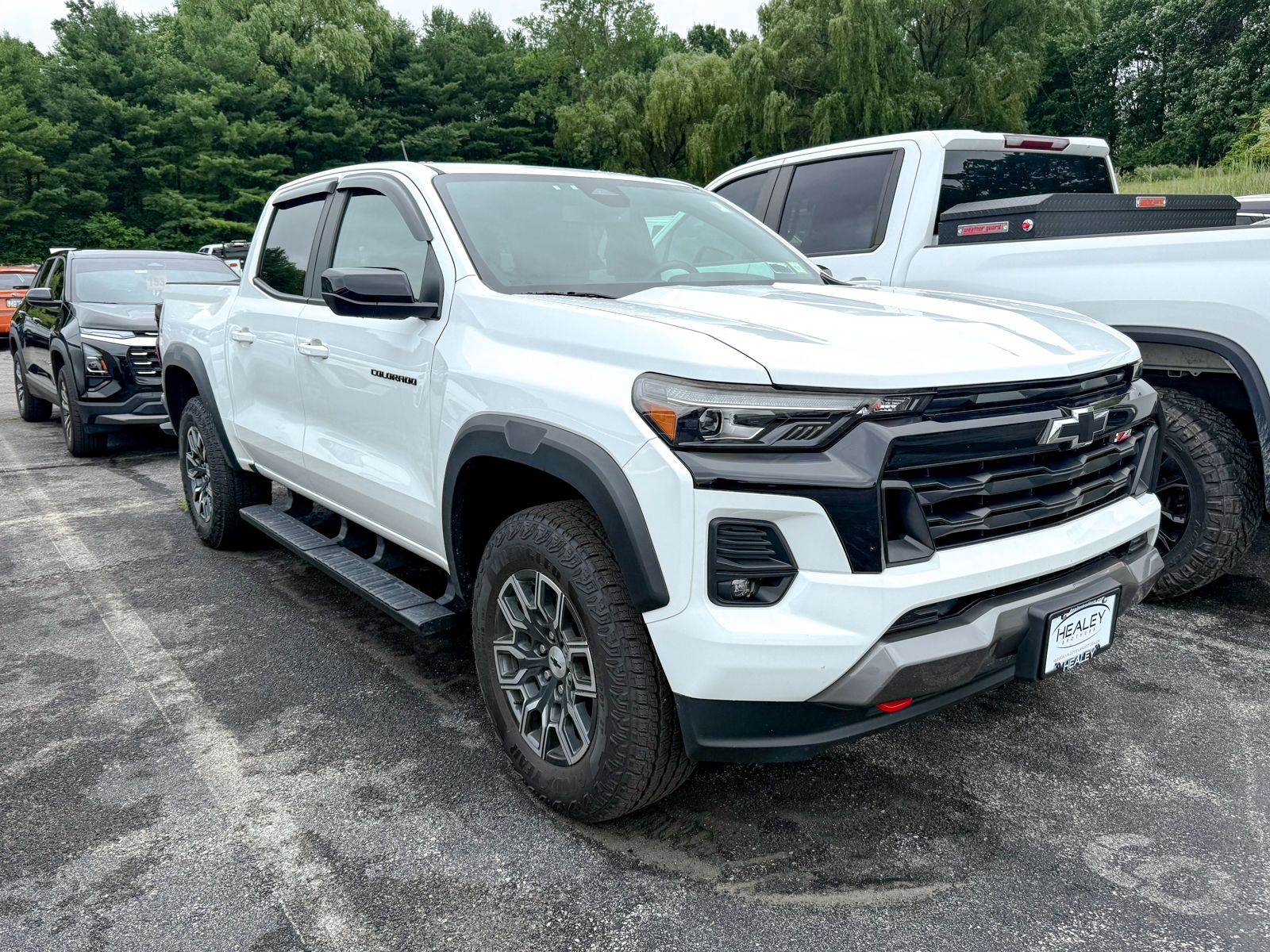 Photo view of 2024 Chevrolet Colorado in White
