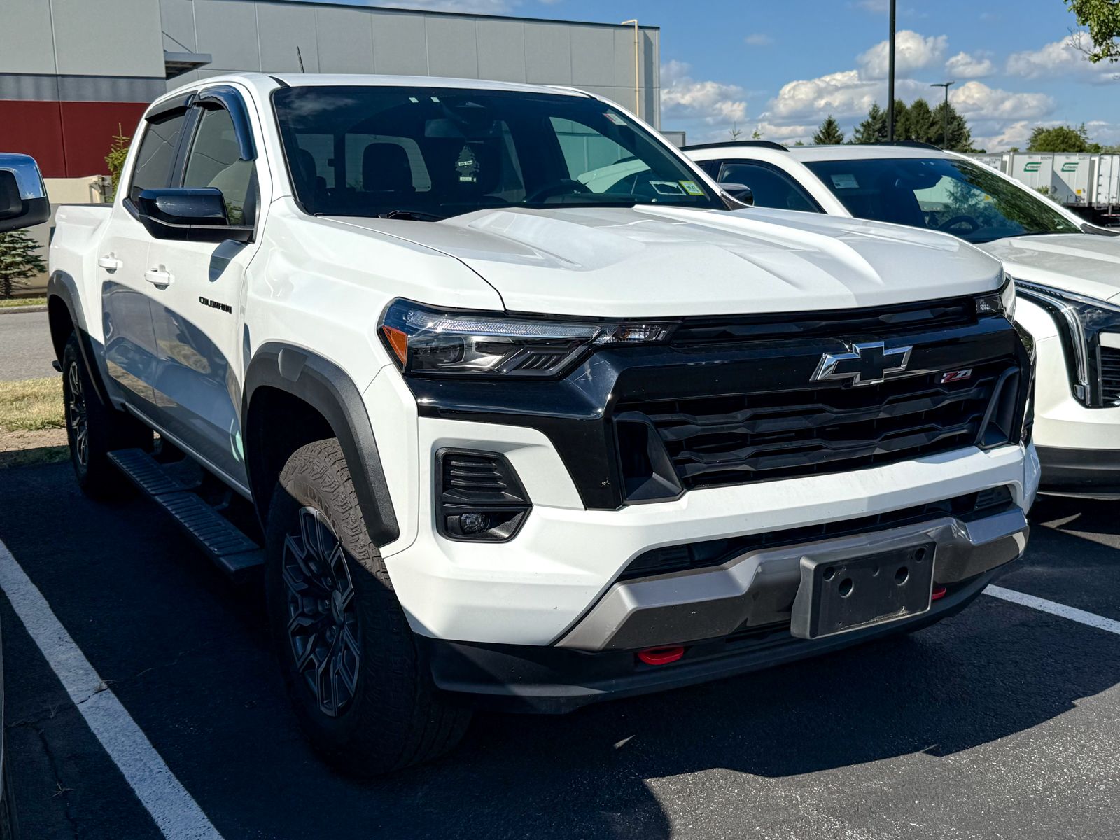 Photo view of 2024 Chevrolet Colorado in White