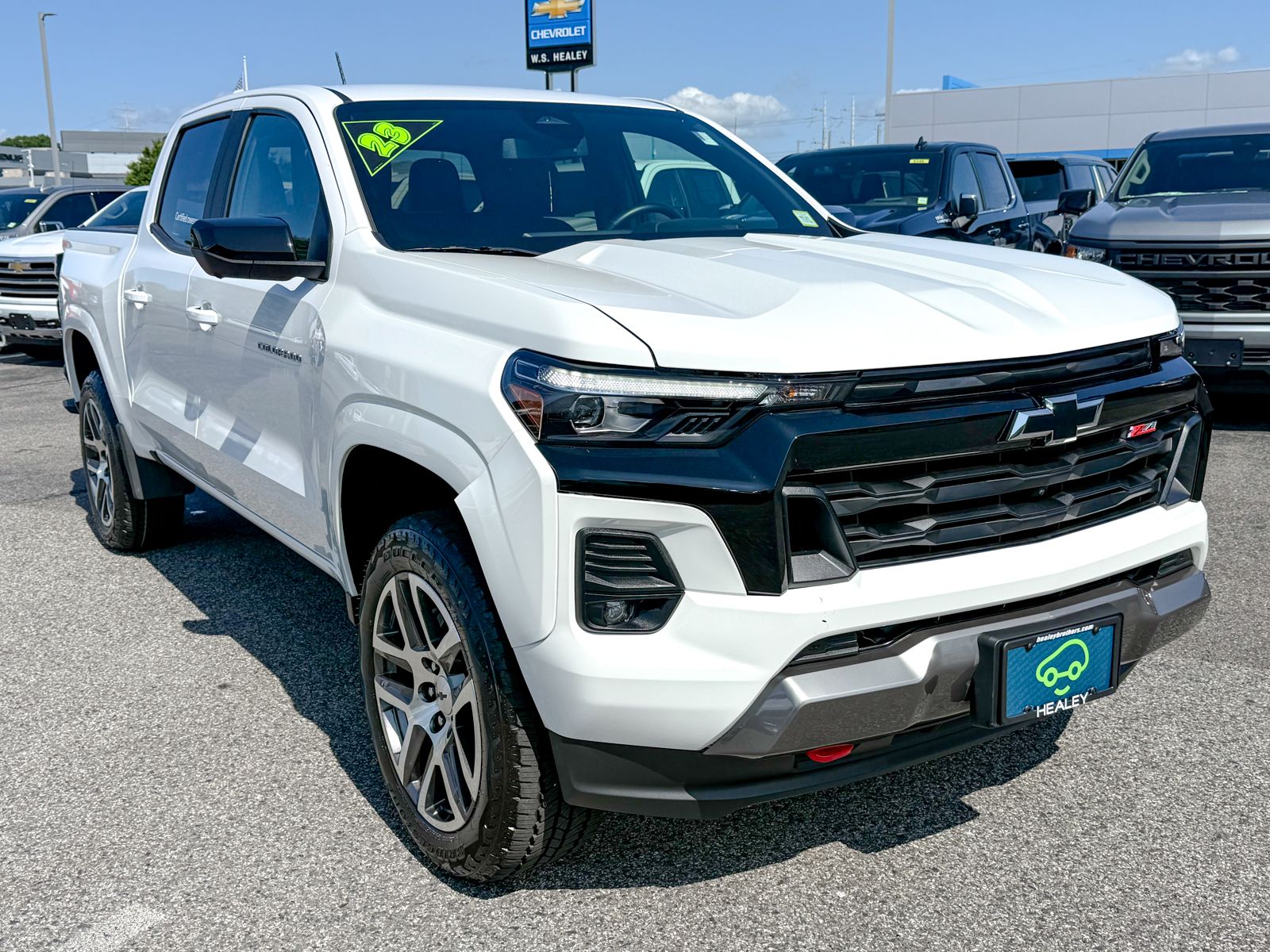 Photo view of 2023 Chevrolet Colorado in White