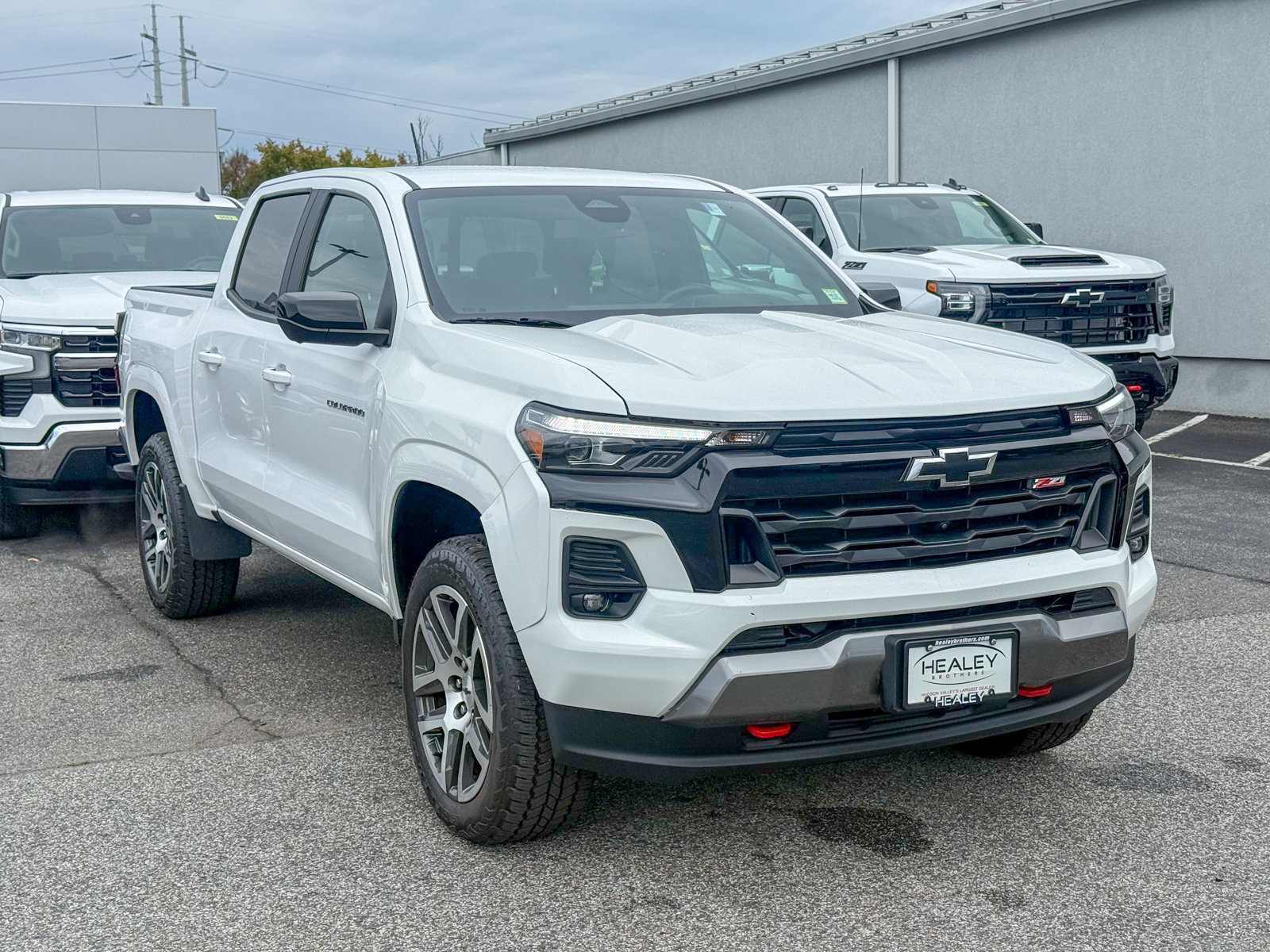 Photo view of 2023 Chevrolet Colorado in White